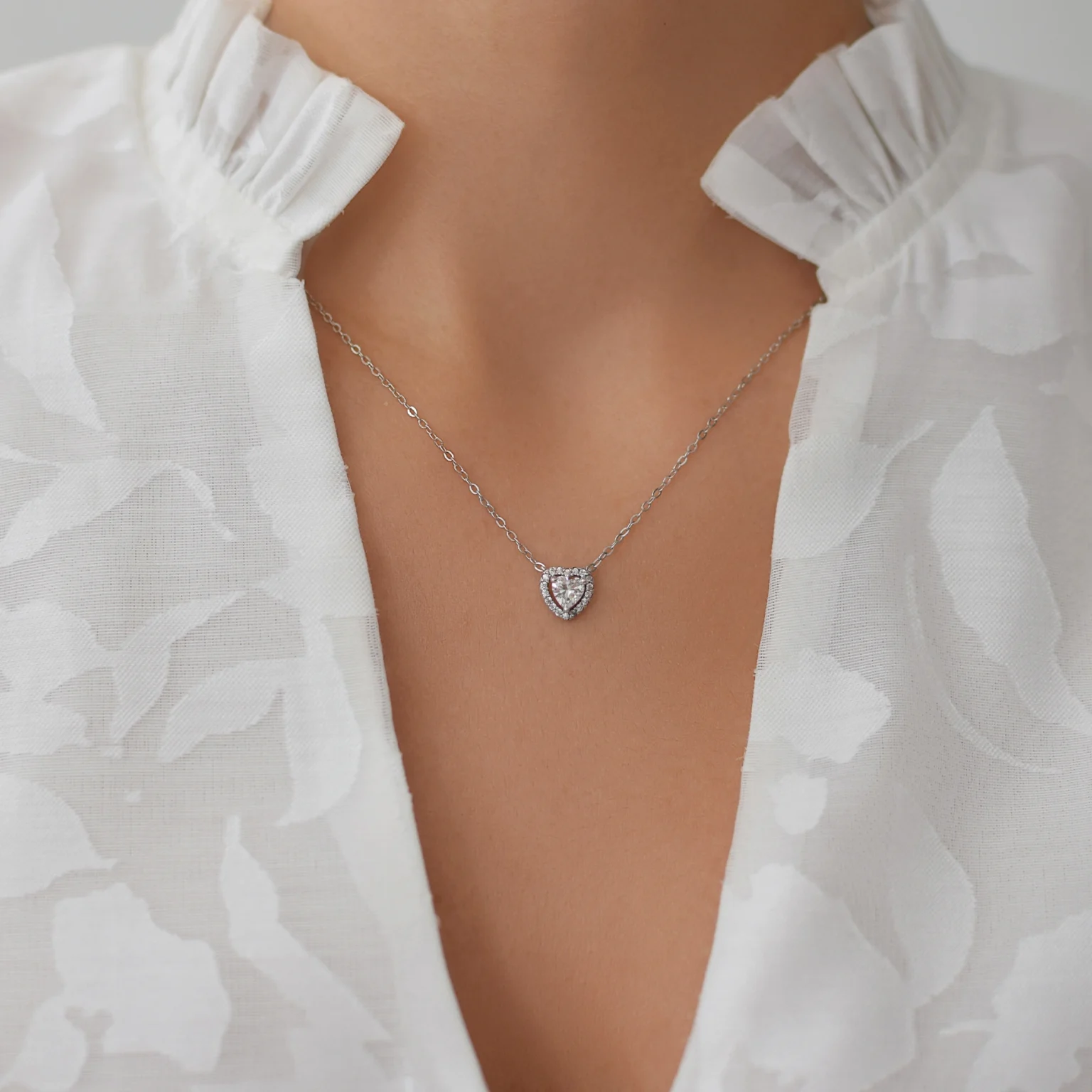 Lant din argint cu pandantiv in forma de inima si pietre cubic zirconia – model Brilliant Heart, design elegant si feminin