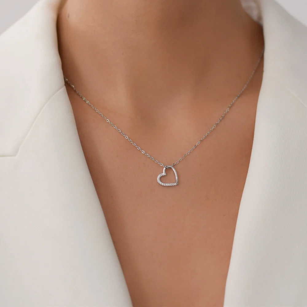lant din argint cu pandantiv inima Whispers of the Heart, incrustat cu pietre cubic zirconia, purtat la gat