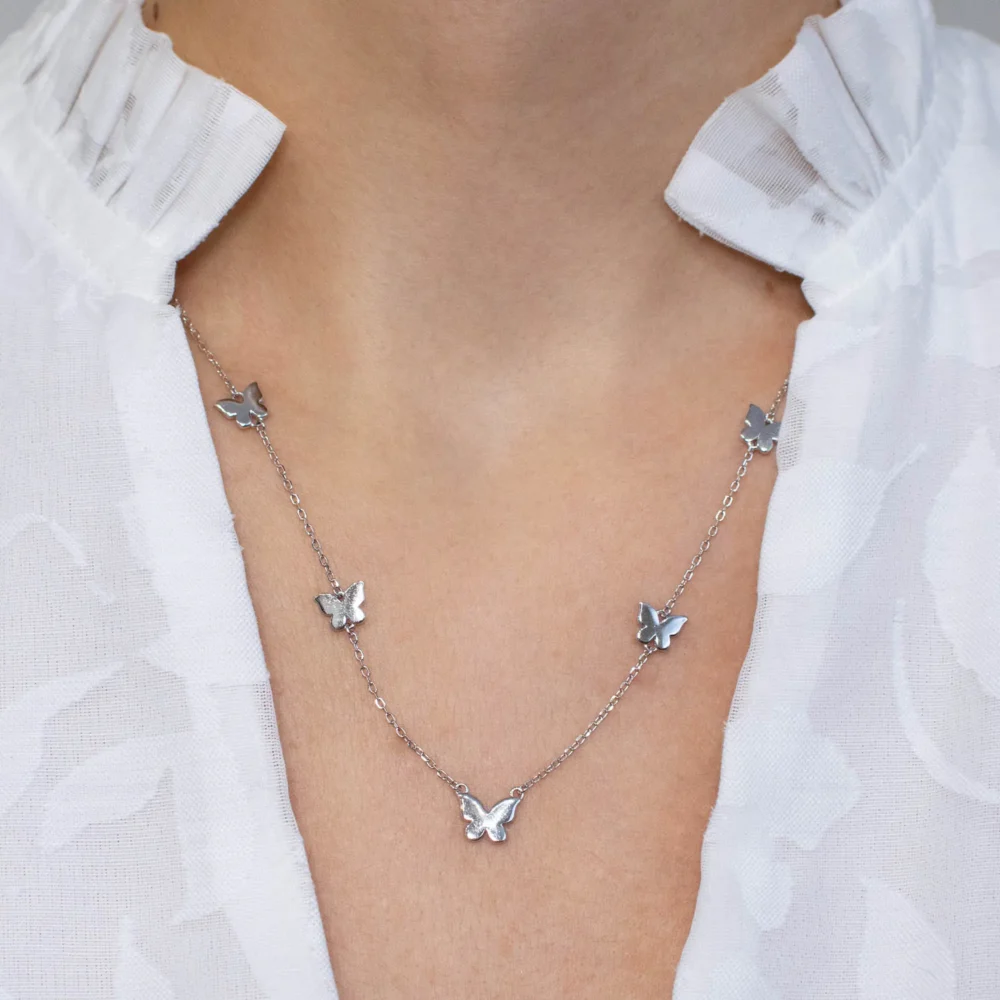 Ccolier argint fluturi Butterfly Touch purtat la gat