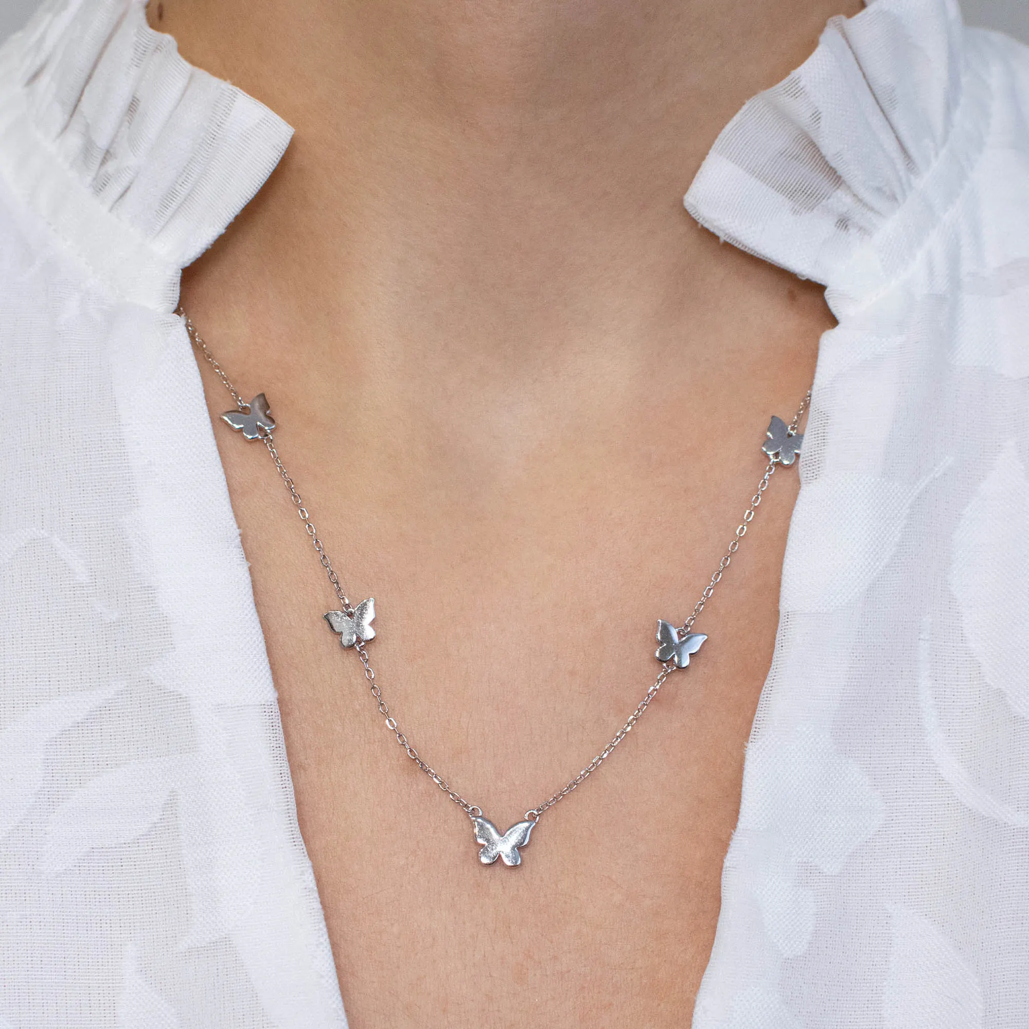 Ccolier argint fluturi Butterfly Touch purtat la gat Ccolier argint fluturi Butterfly Touch purtat la gat