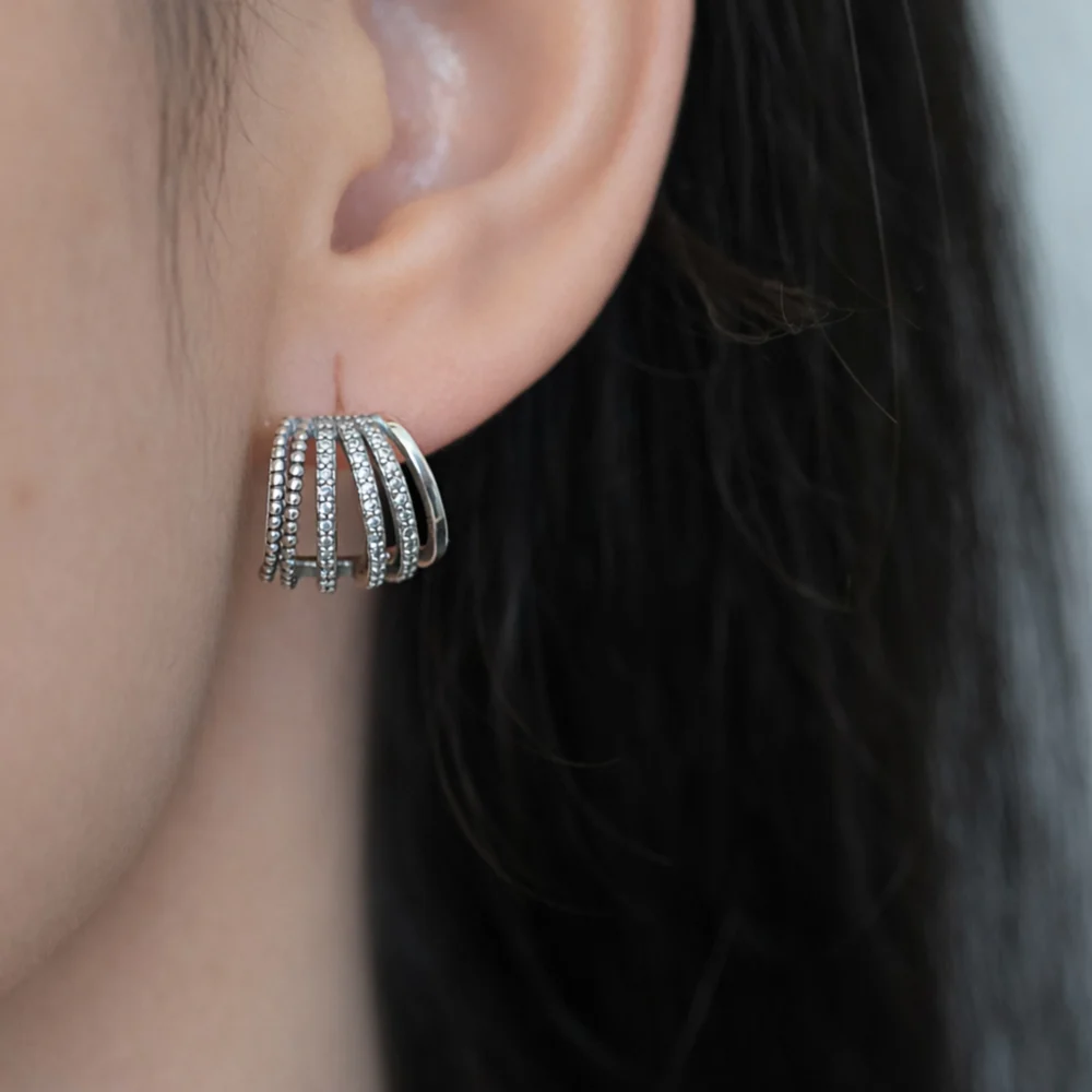 Cercei argint design geometric pietre zirconia Geometric Flow cadru apropiat ureche