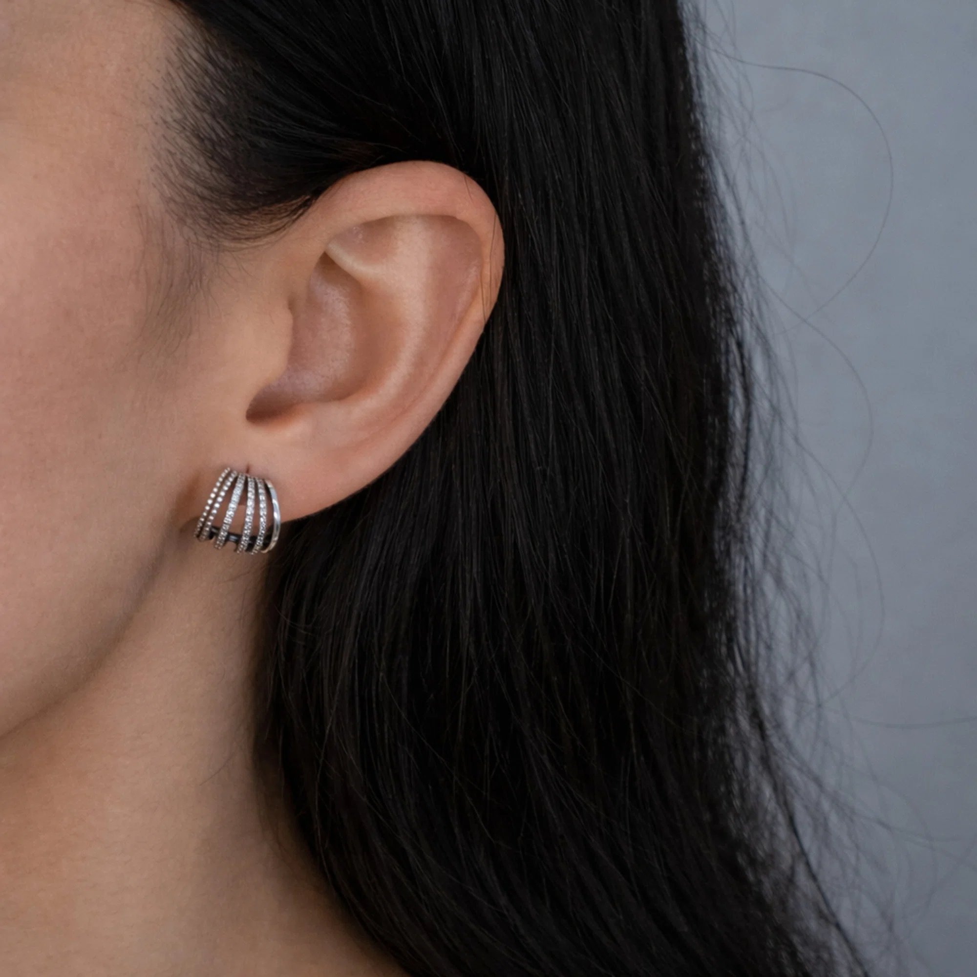 Cercei argint design geometric pietre zirconia Geometric Flow purtati pe ureche Cercei argint design geometric pietre zirconia Geometric Flow purtati pe ureche