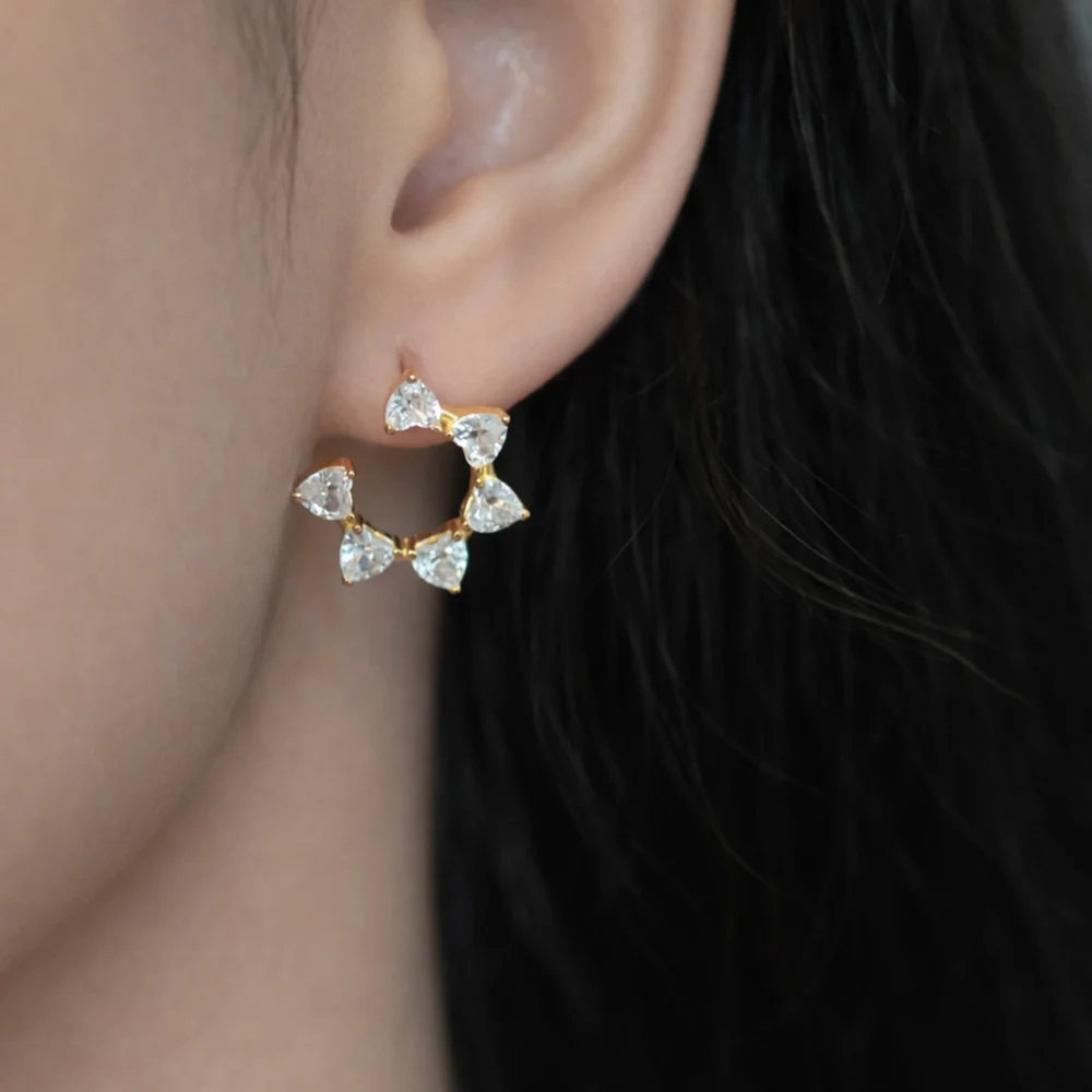 Cercei argint forma inima pietre cubic zirconia Heart Glow cadru apropiat ureche