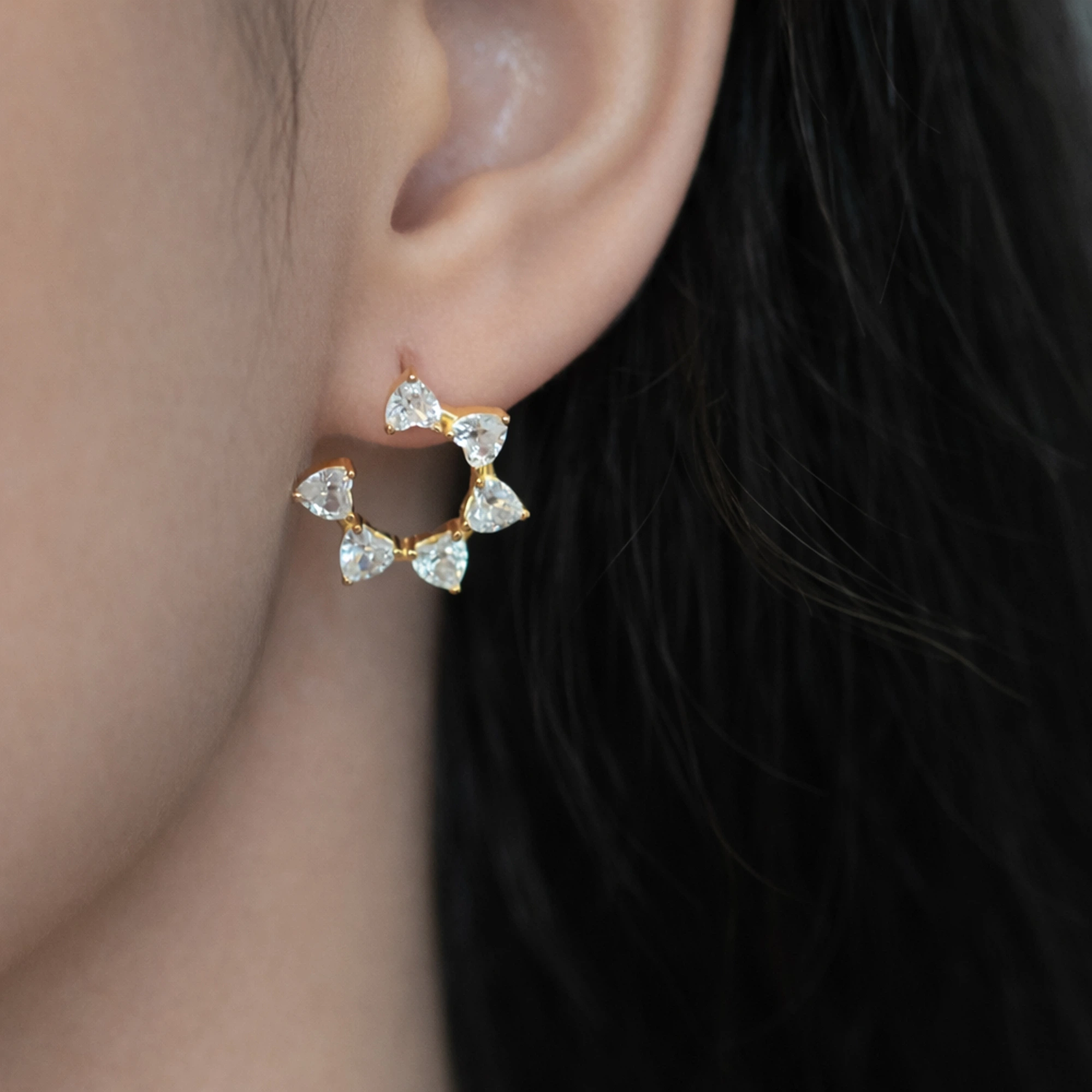 Cercei argint forma inima pietre cubic zirconia Heart Glow cadru apropiat ureche Cercei argint forma inima pietre cubic zirconia Heart Glow cadru apropiat ureche