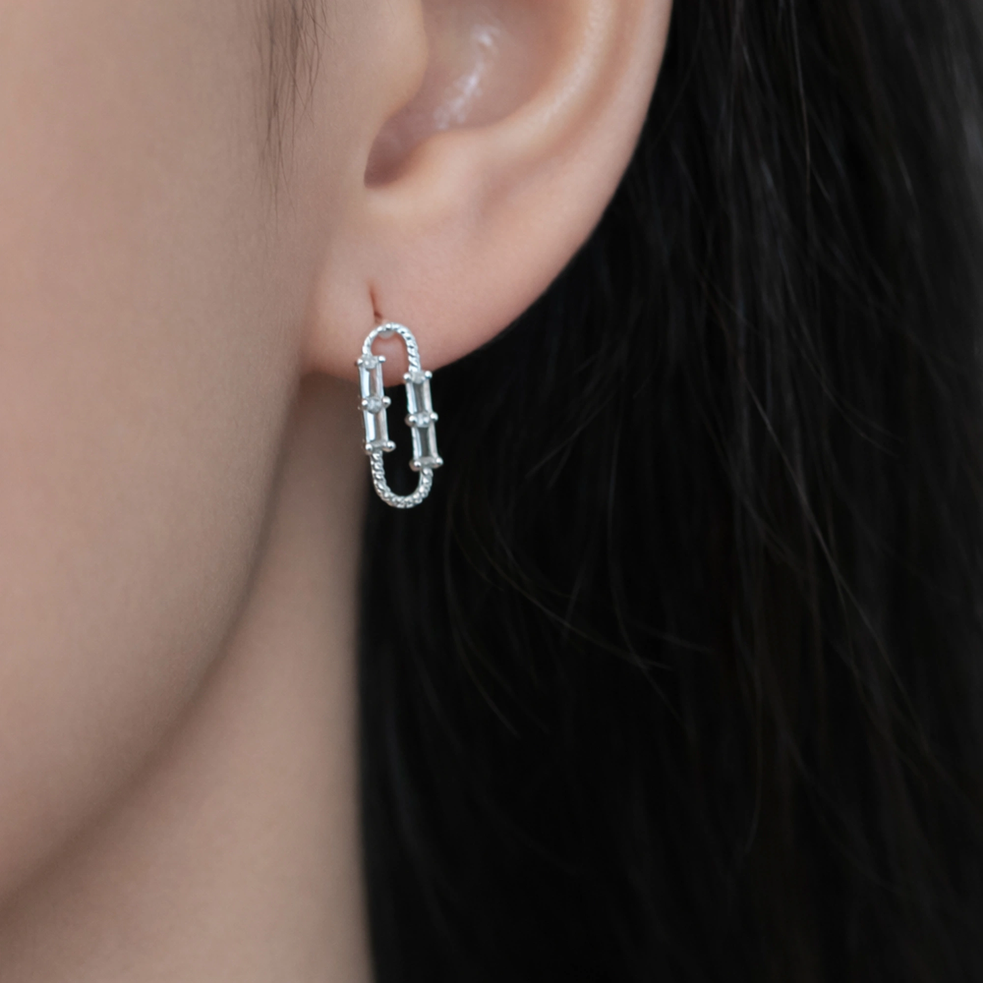Cercei argint hoop pietre cubic zirconia equilibre cadru apropiat ureche Cercei argint hoop pietre cubic zirconia equilibre cadru apropiat ureche
