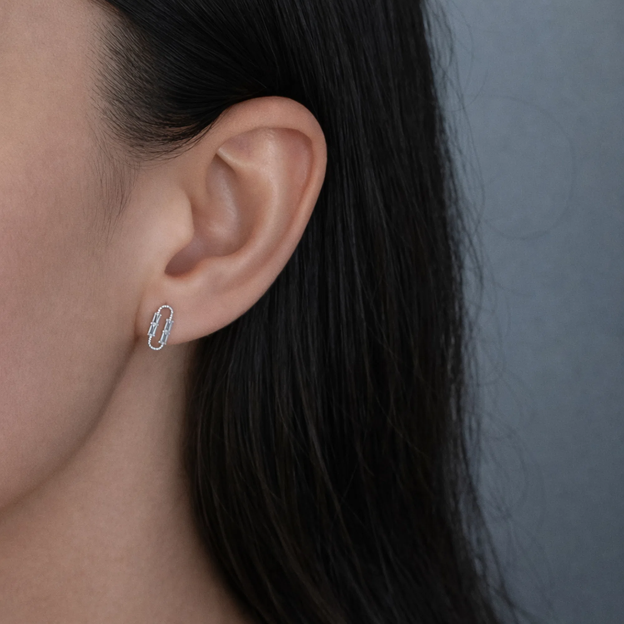 Cercei argint hoop pietre cubic zirconia equilibre purtati pe ureche Cercei argint hoop pietre cubic zirconia equilibre purtati pe ureche