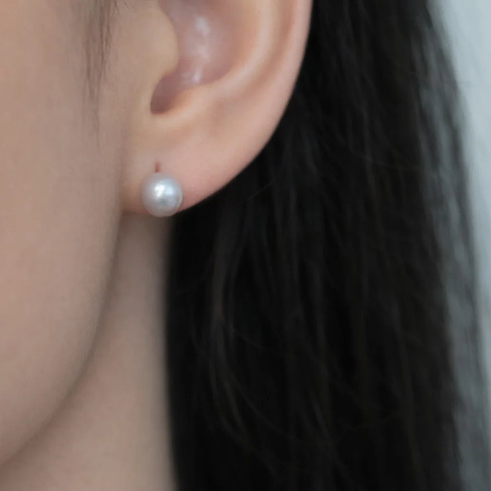 Cercei argint perla mov Pearl Glow cadru apropiat ureche