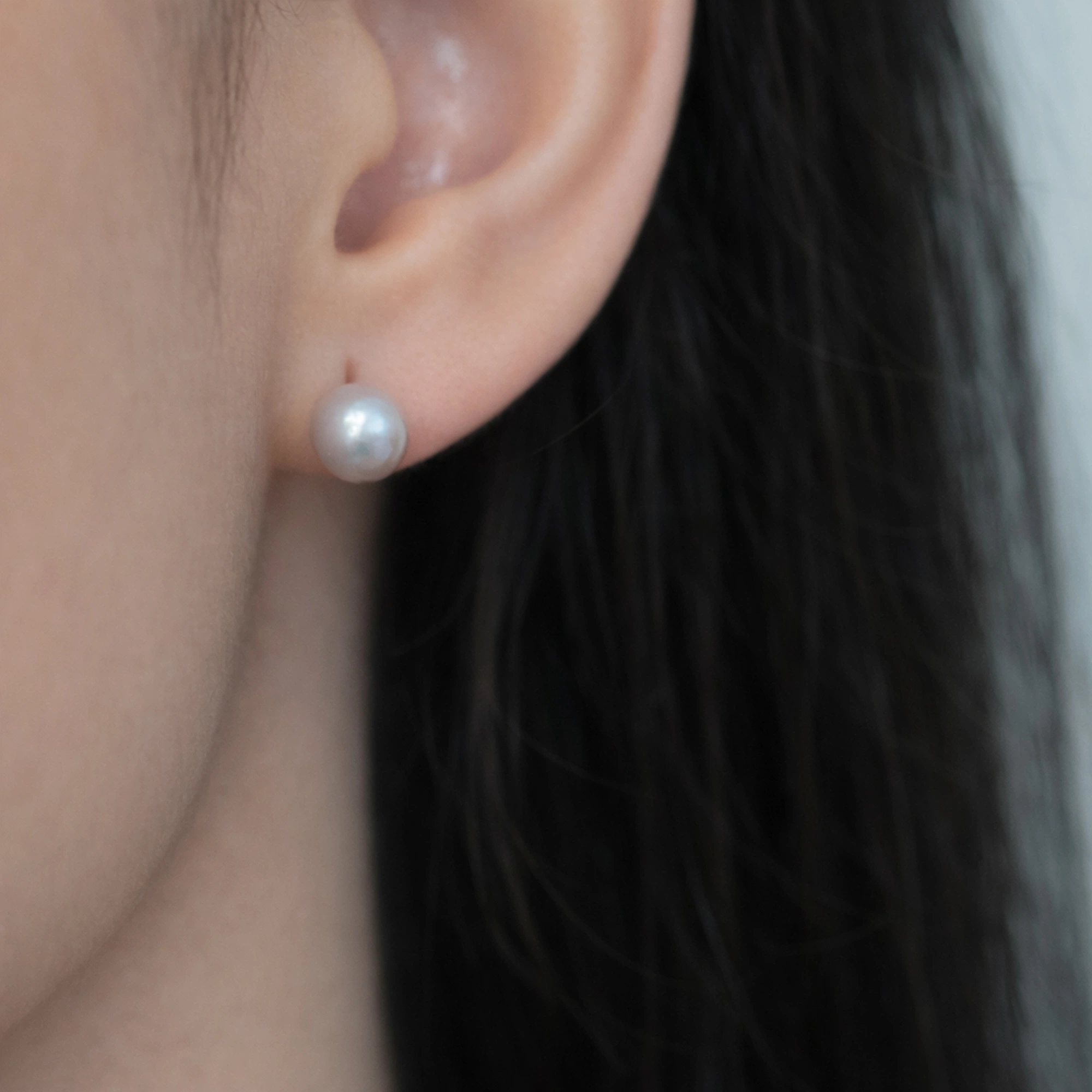Cercei argint perla mov Pearl Glow cadru apropiat ureche Cercei argint perla mov Pearl Glow cadru apropiat ureche