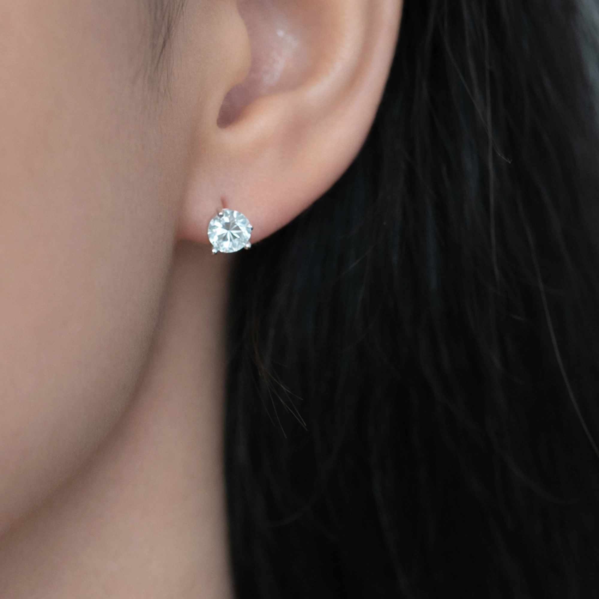 Cercei argint piatra cubic zirconia Solitaire Timeless cadru apropiat ureche Cercei argint piatra cubic zirconia Solitaire Timeless cadru apropiat ureche