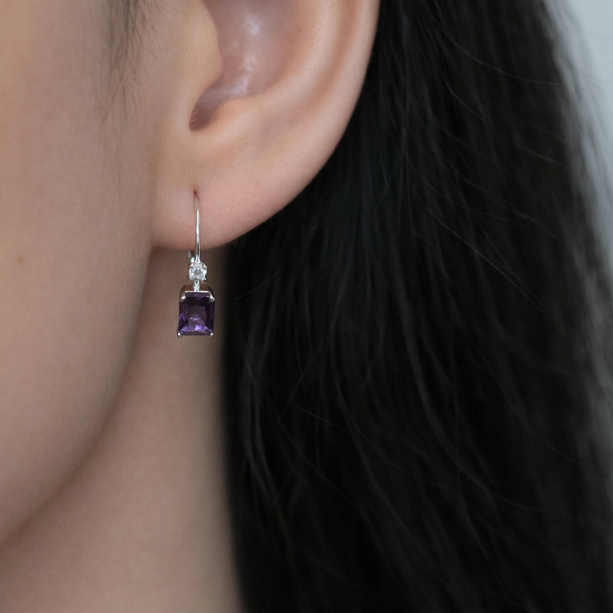 Cercei argint piatra cubic zirconia mov lavander spark cadru apropiat ureche Cercei argint piatra cubic zirconia mov lavander spark cadru apropiat ureche