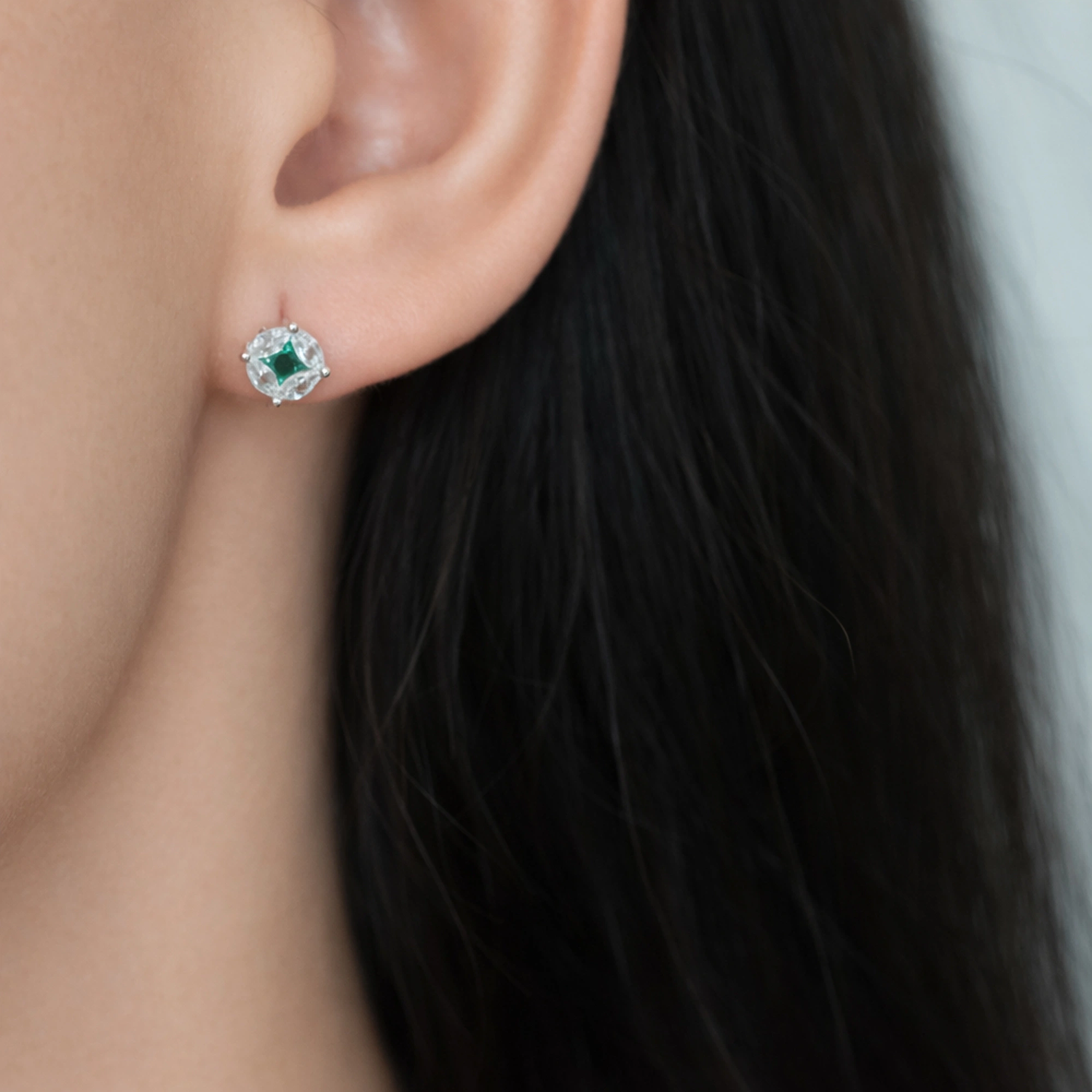 Cercei argint piatra zirconia verde deep green cadru apropiat ureche Cercei argint piatra zirconia verde deep green cadru apropiat ureche