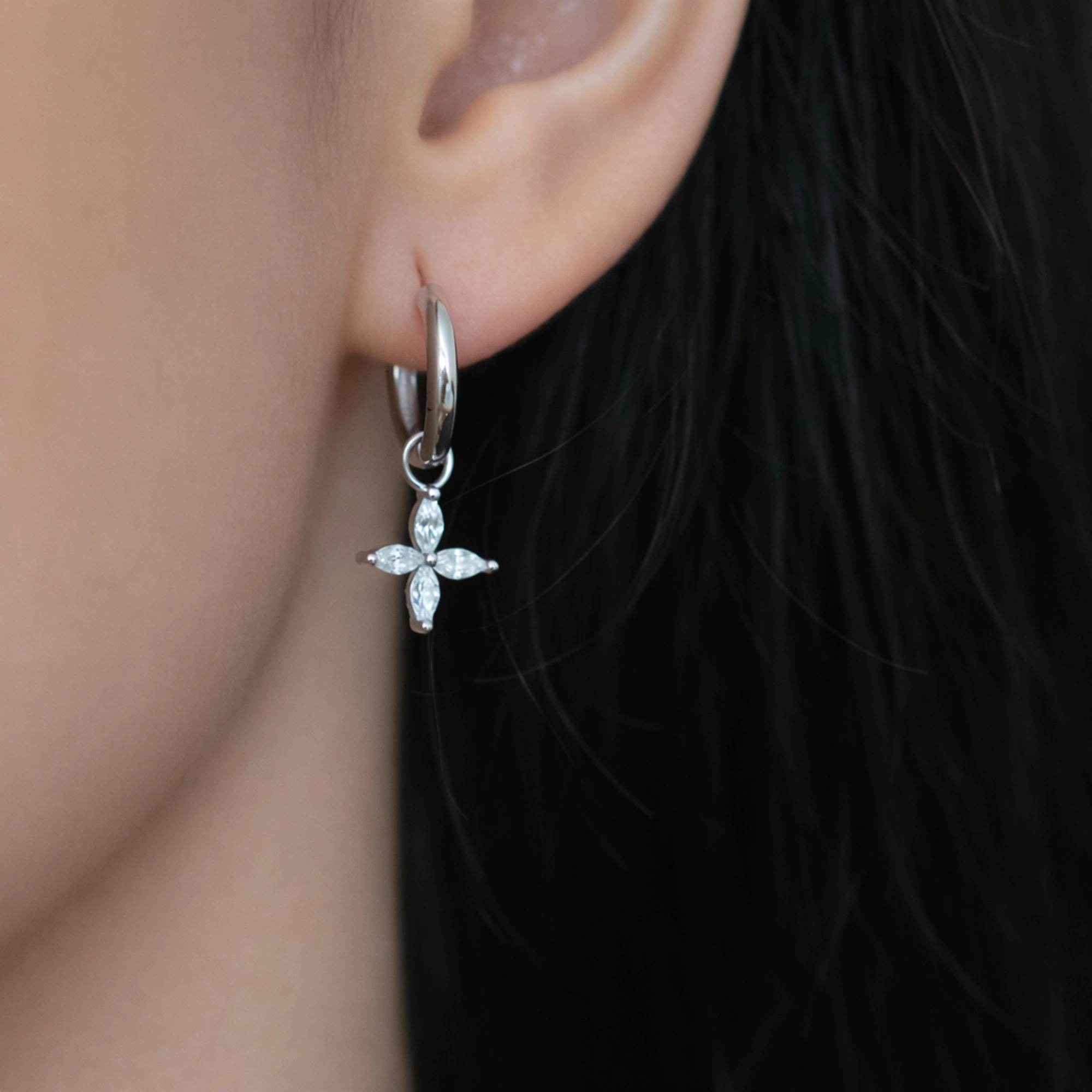 Cercei argint pietre cubic zirconia Sparkly Flower cadru apropiat ureche Cercei argint pietre cubic zirconia Sparkly Flower cadru apropiat ureche