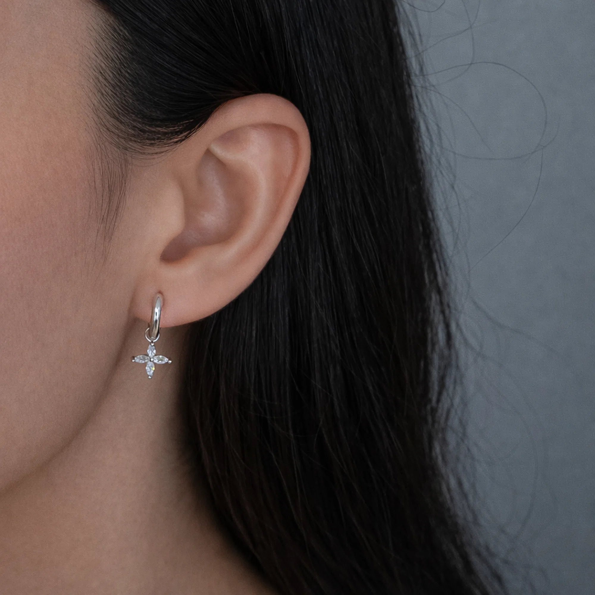 Cercei argint pietre cubic zirconia Sparkly Flower purtati la ureche Cercei argint pietre cubic zirconia Sparkly Flower purtati la ureche