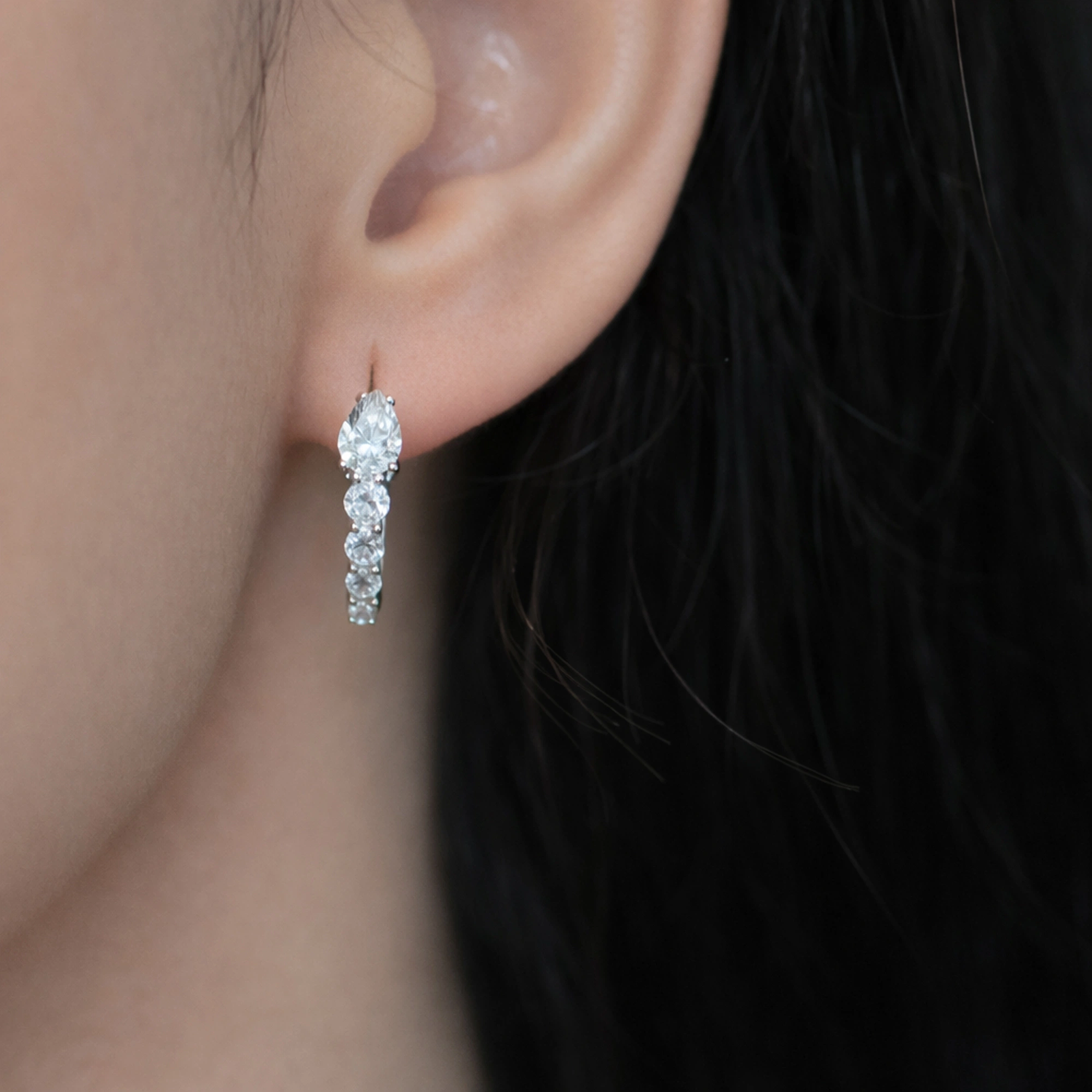 Cercei argint pietre cubic zirconia iris cadru apropiat ureche Cercei argint pietre cubic zirconia iris cadru apropiat ureche