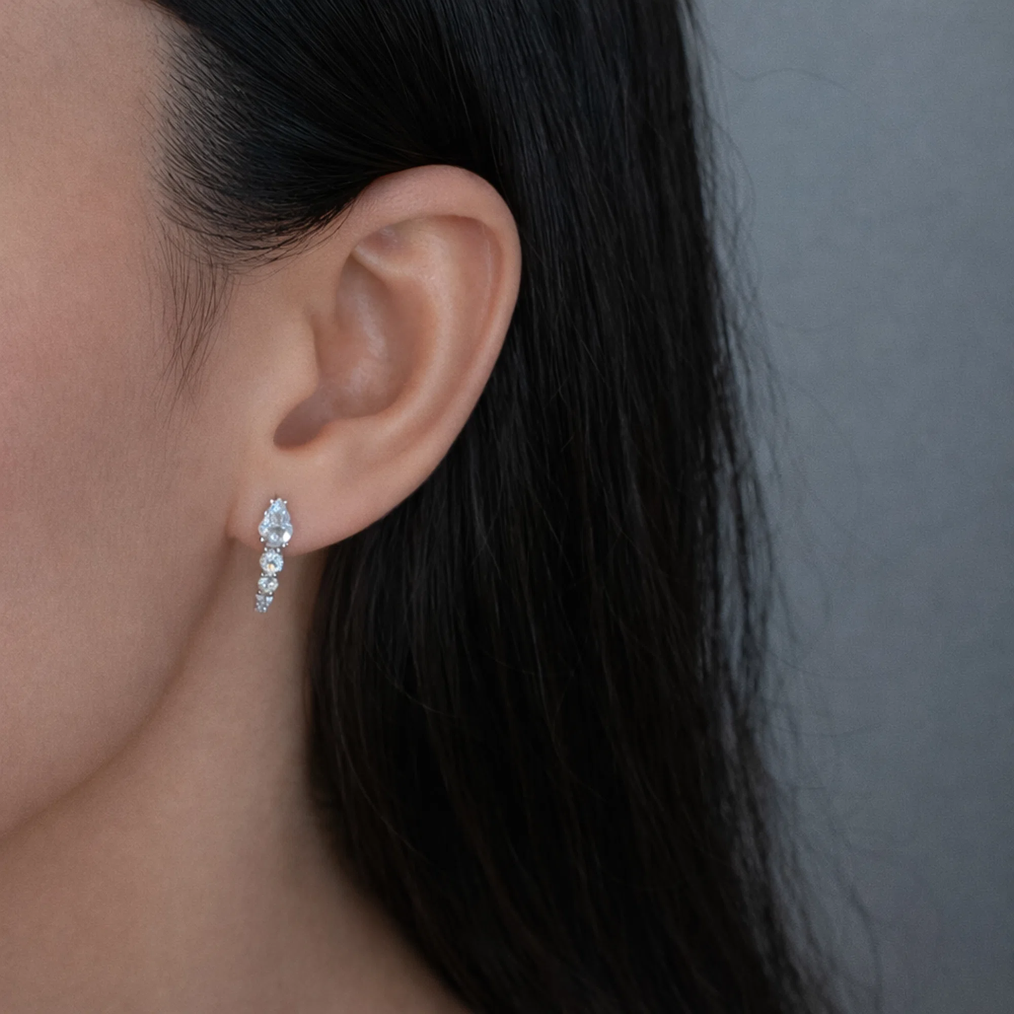 Cercei argint pietre cubic zirconia iris purtati pe ureche Cercei argint pietre cubic zirconia iris purtati pe ureche
