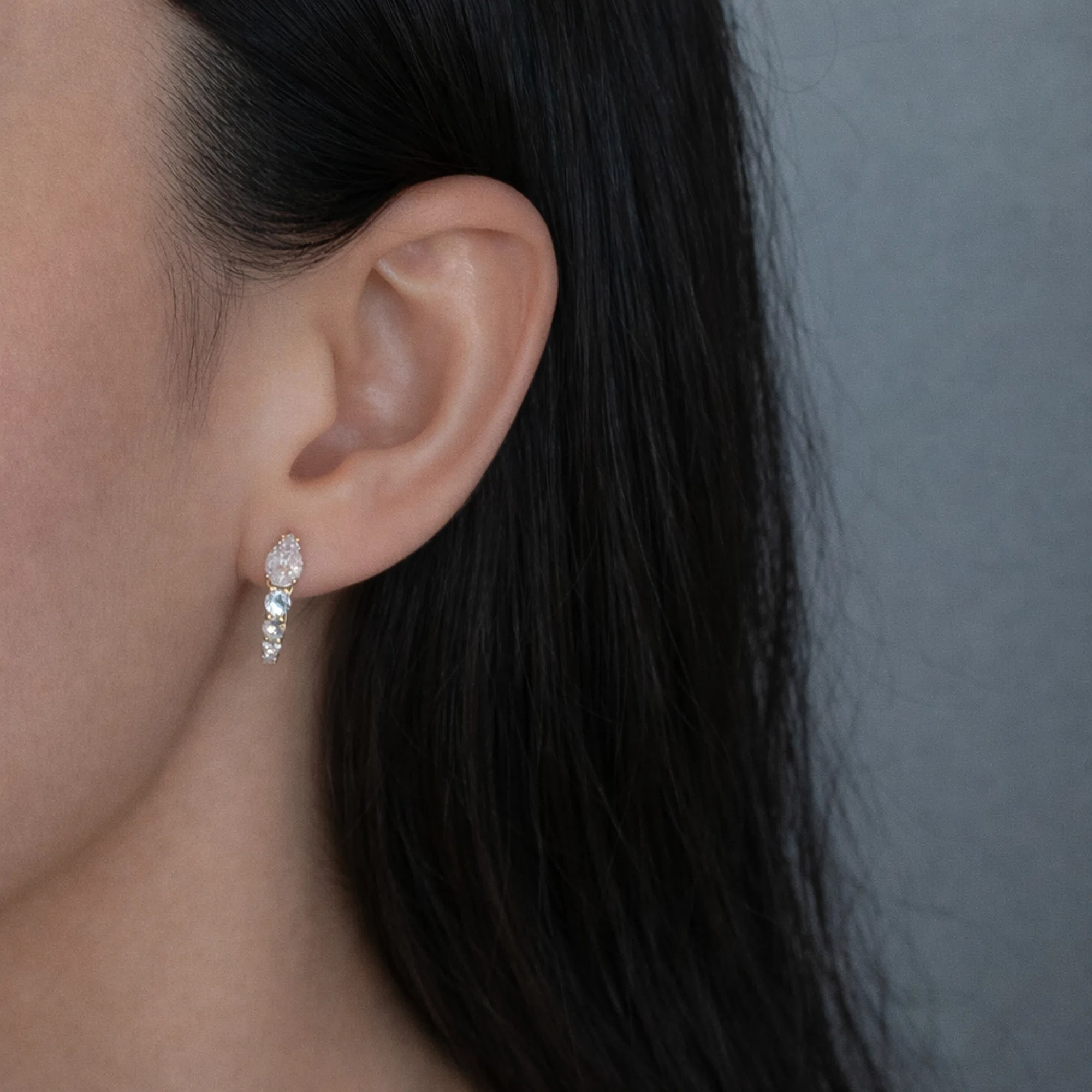 Cercei argint placati aur cubic zirconia iris purtati pe ureche Cercei argint placati aur cubic zirconia iris purtati pe ureche