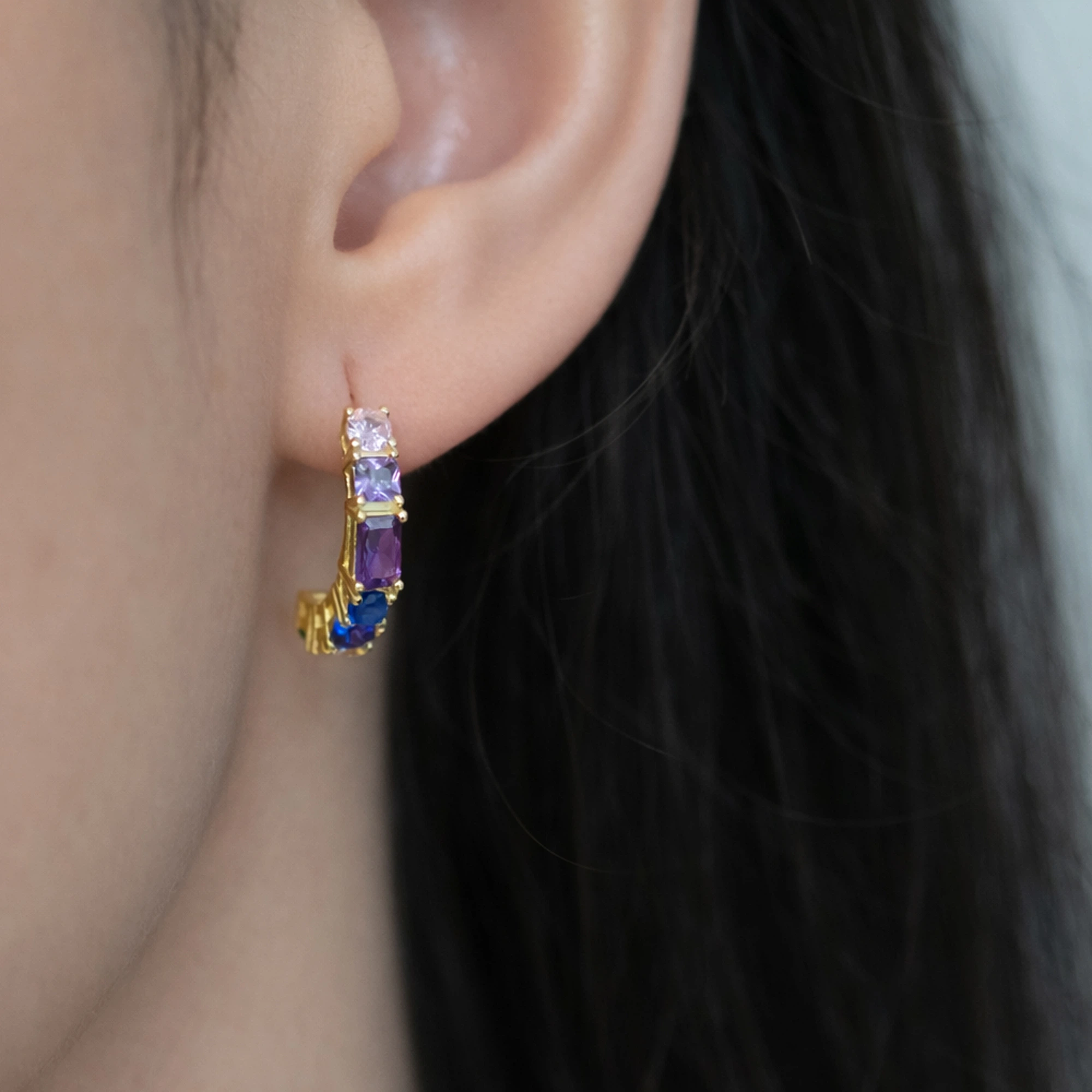 Cercei argint placati aur pietre zirconia colorate celeste colors cadru apropiat ureche Cercei argint placati aur pietre zirconia colorate celeste colors cadru apropiat ureche