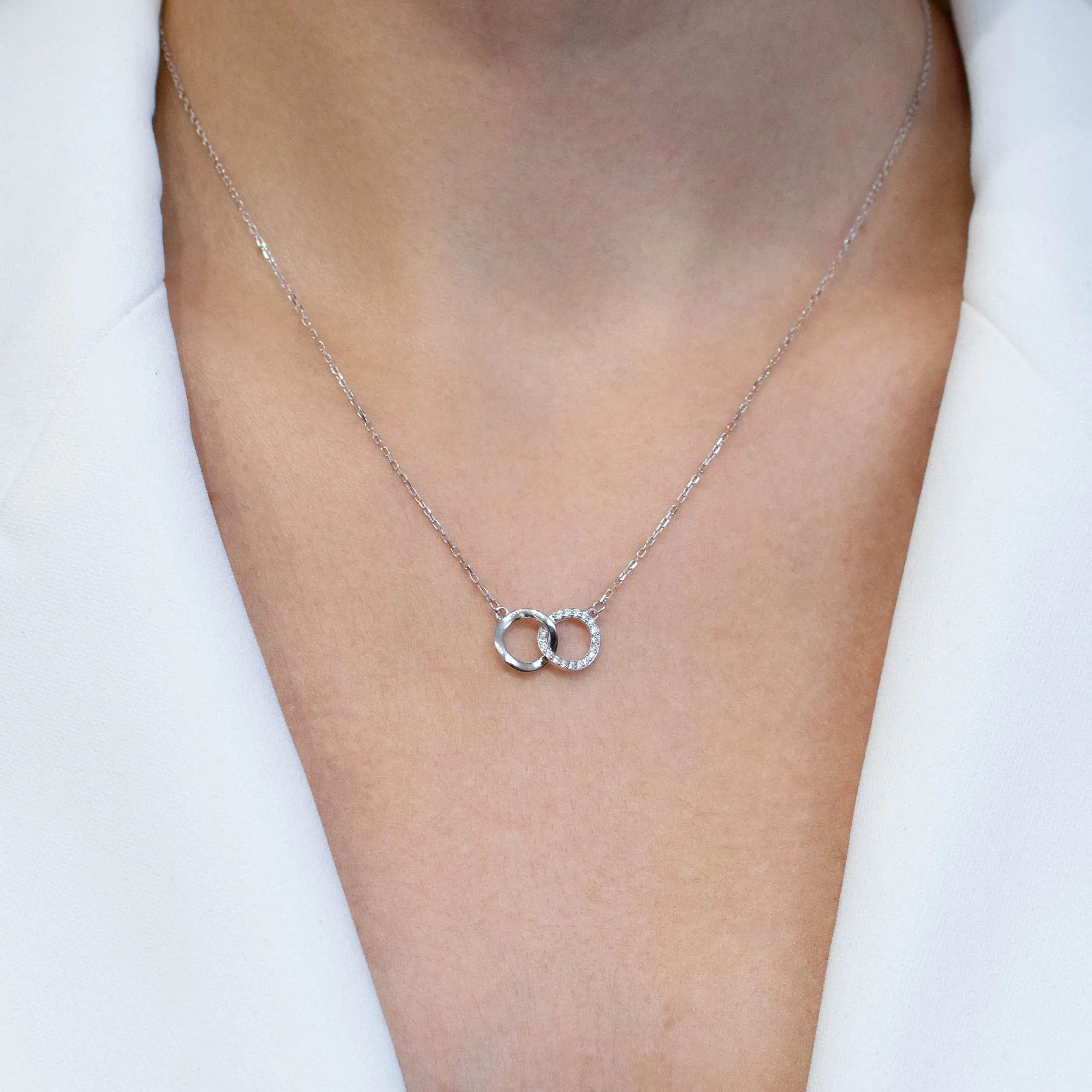 Colier argint cercuri interconectate zirconia connected circles purtat la gat Colier argint cercuri interconectate zirconia connected circles purtat la gat