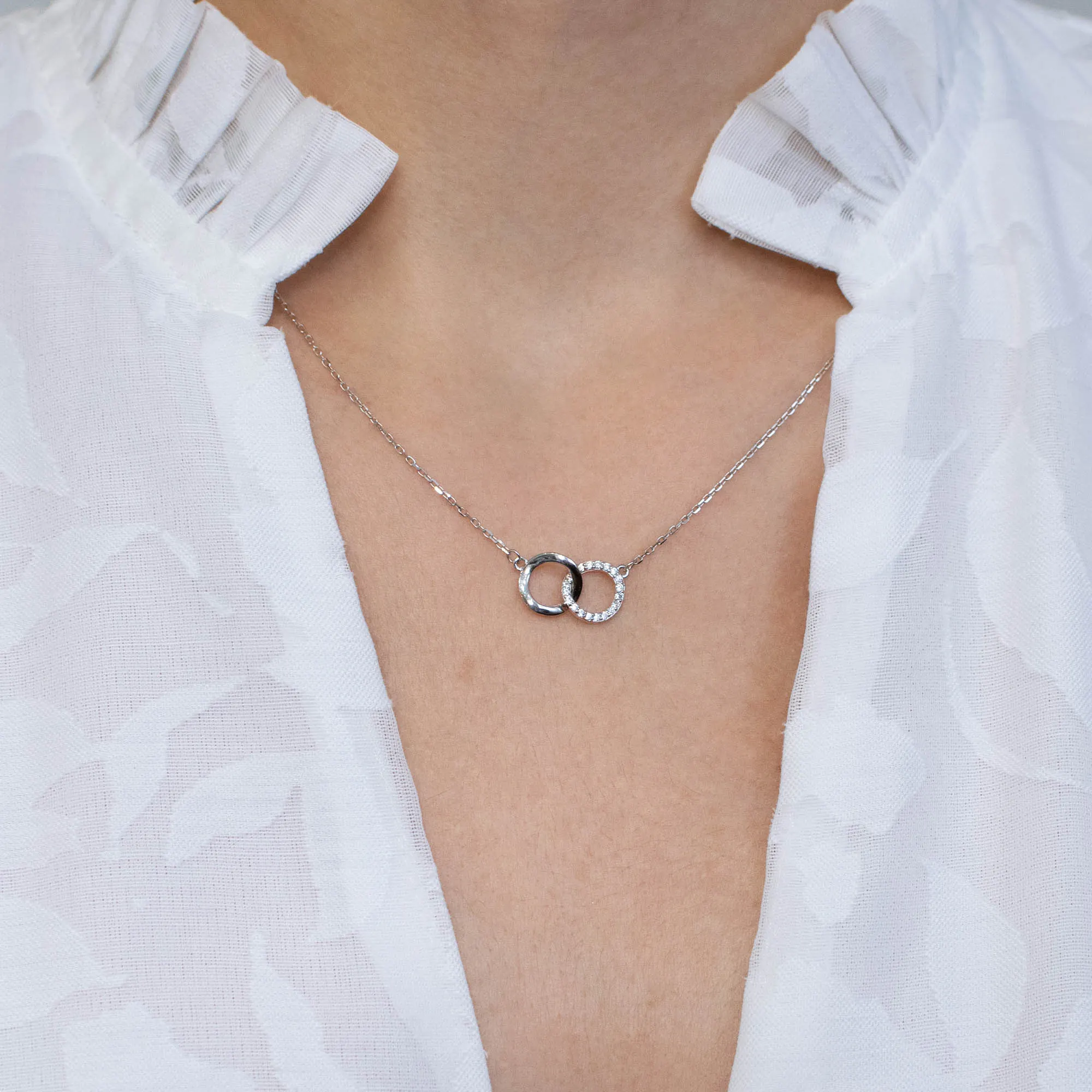 Colier argint cercuri interconectate zirconia connected circles purtat Colier argint cercuri interconectate zirconia connected circles purtat