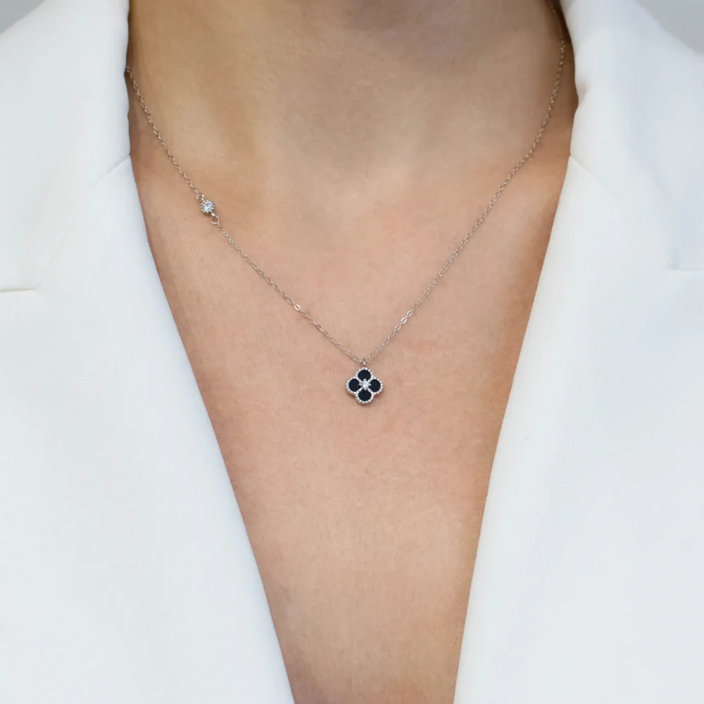 Colier argint cubic zirconia Lucky Four Leaf purtat la gat
