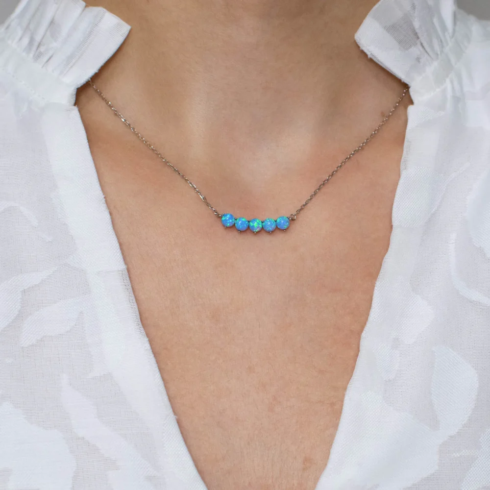 Colier argint opal albastru ocean glow purtat model