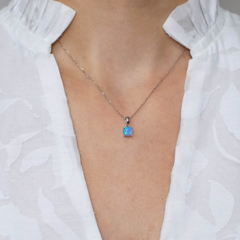 Colier argint opal blue aura purtat la gat