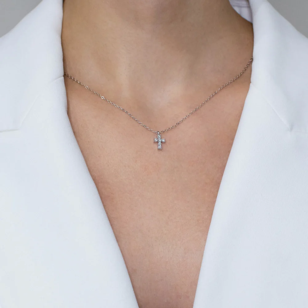 Colier argint pandantiv cruce moissanite eternal cross purtat la gat