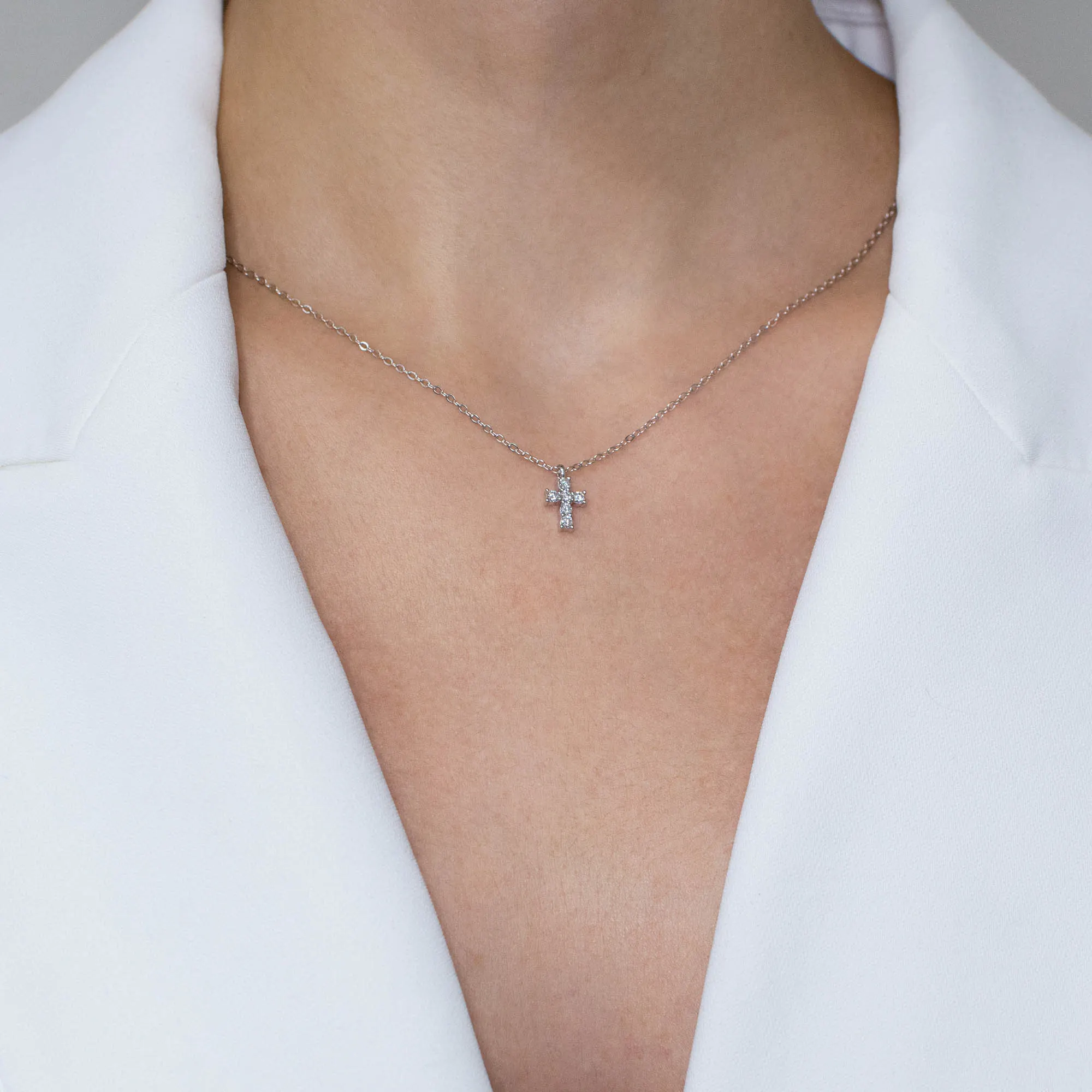 Colier argint pandantiv cruce moissanite eternal cross purtat la gat Colier argint pandantiv cruce moissanite eternal cross purtat la gat