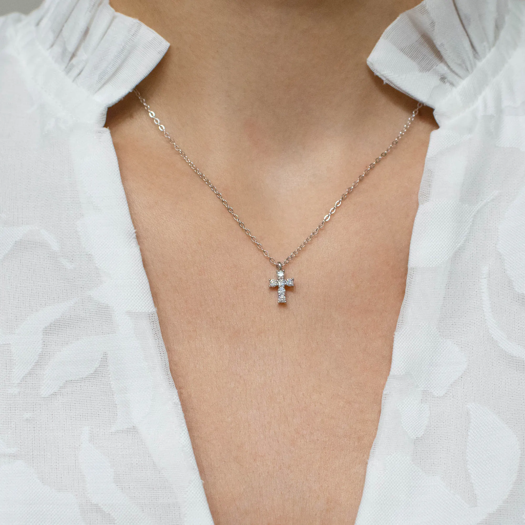 Colier argint pandantiv cruce moissanite eternal cross purtat model Colier argint pandantiv cruce moissanite eternal cross purtat model