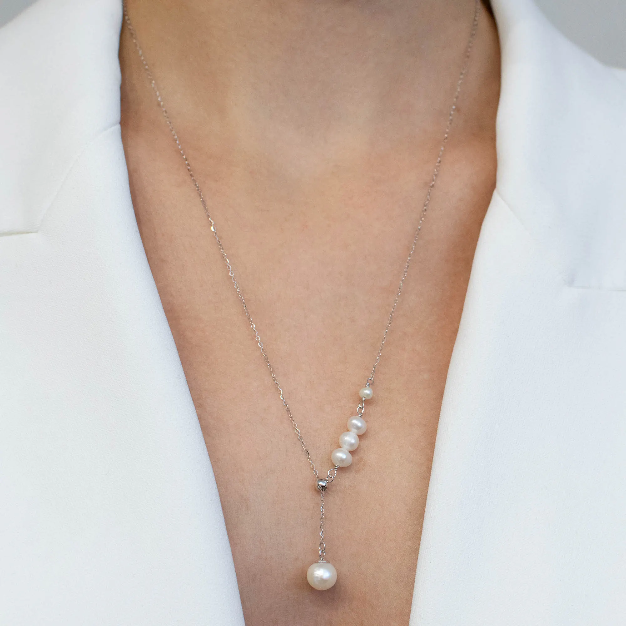 Colier argint perle naturale cultura urban pearl purtat la gat Colier argint perle naturale cultura urban pearl purtat la gat