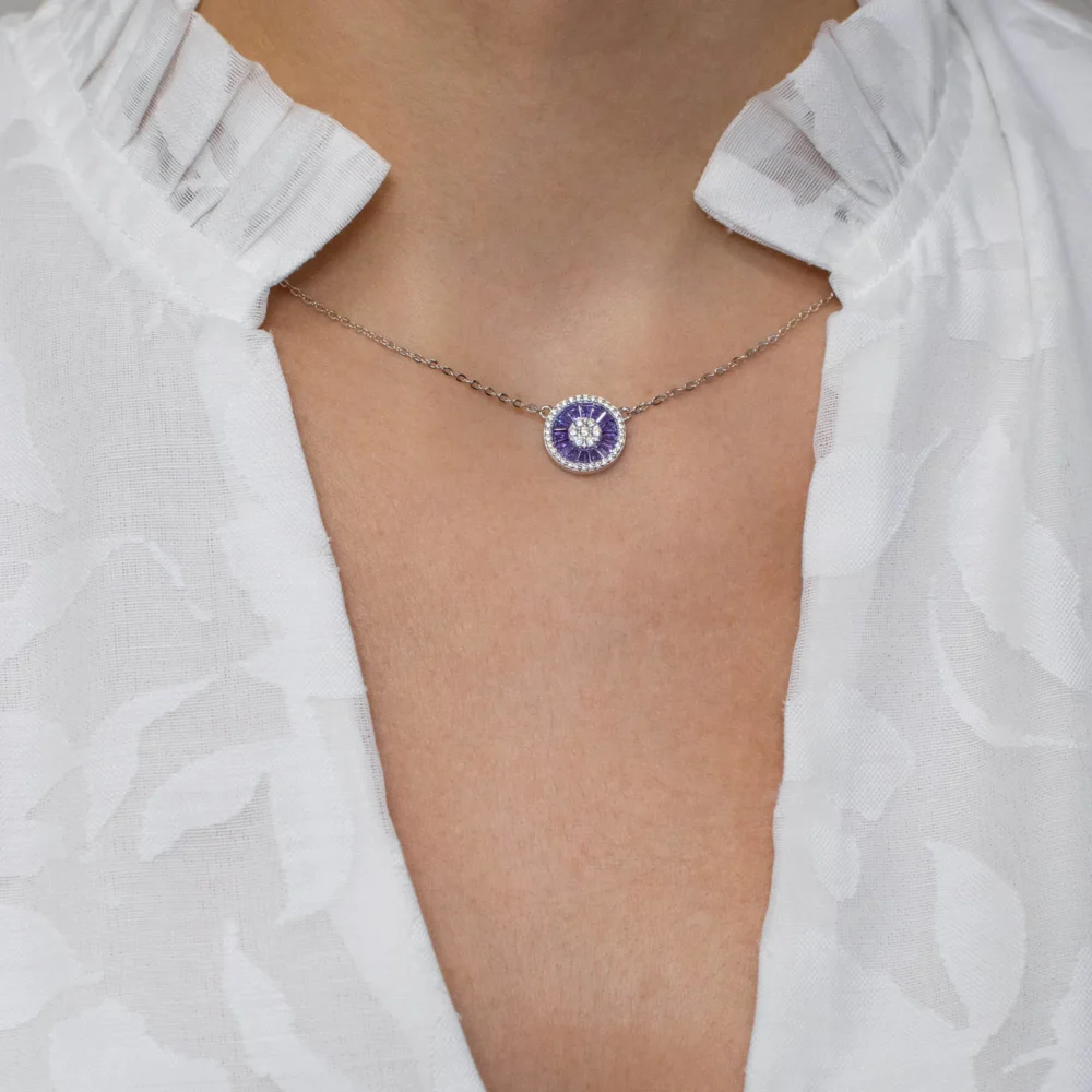 Colier argint pietre zirconia mov Purple Spark purtat la gat