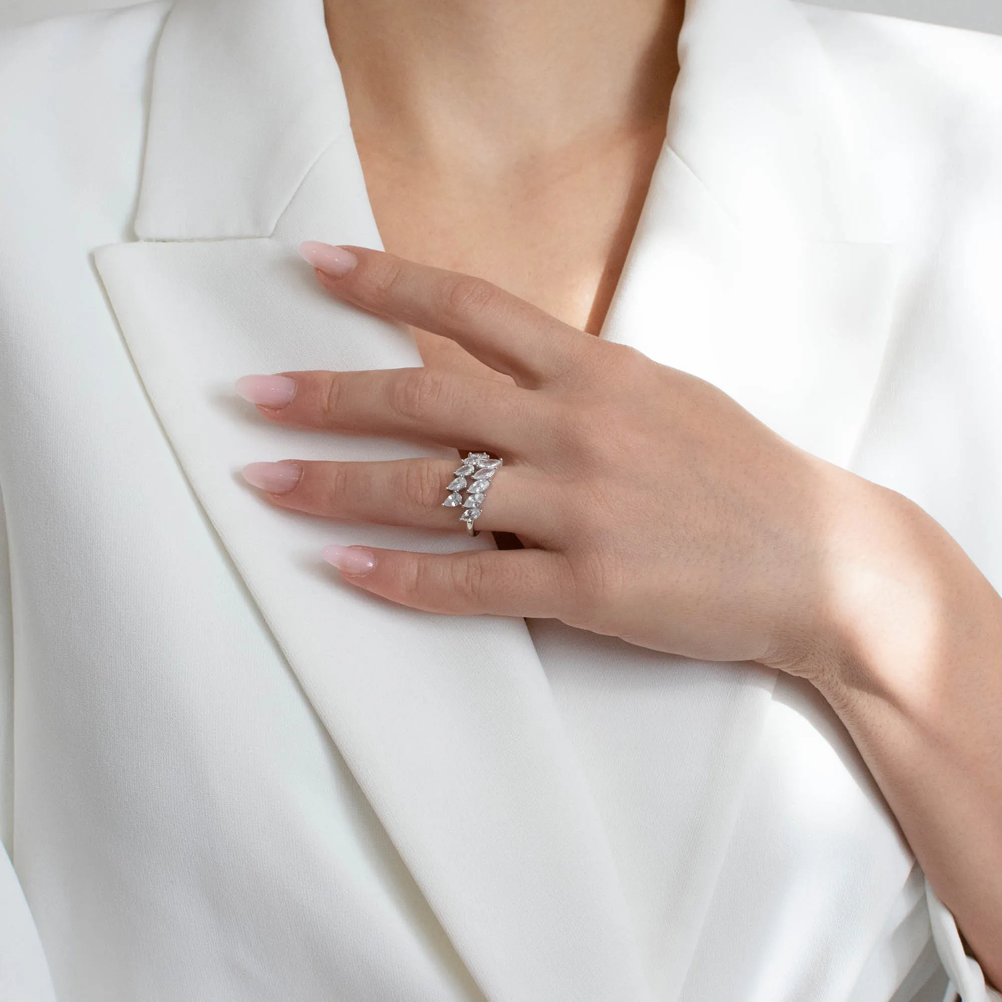 Inel argint ajustabil pietre cubic zirconia Marquise Glow detaliu purtare Inel argint ajustabil pietre cubic zirconia Marquise Glow detaliu purtare