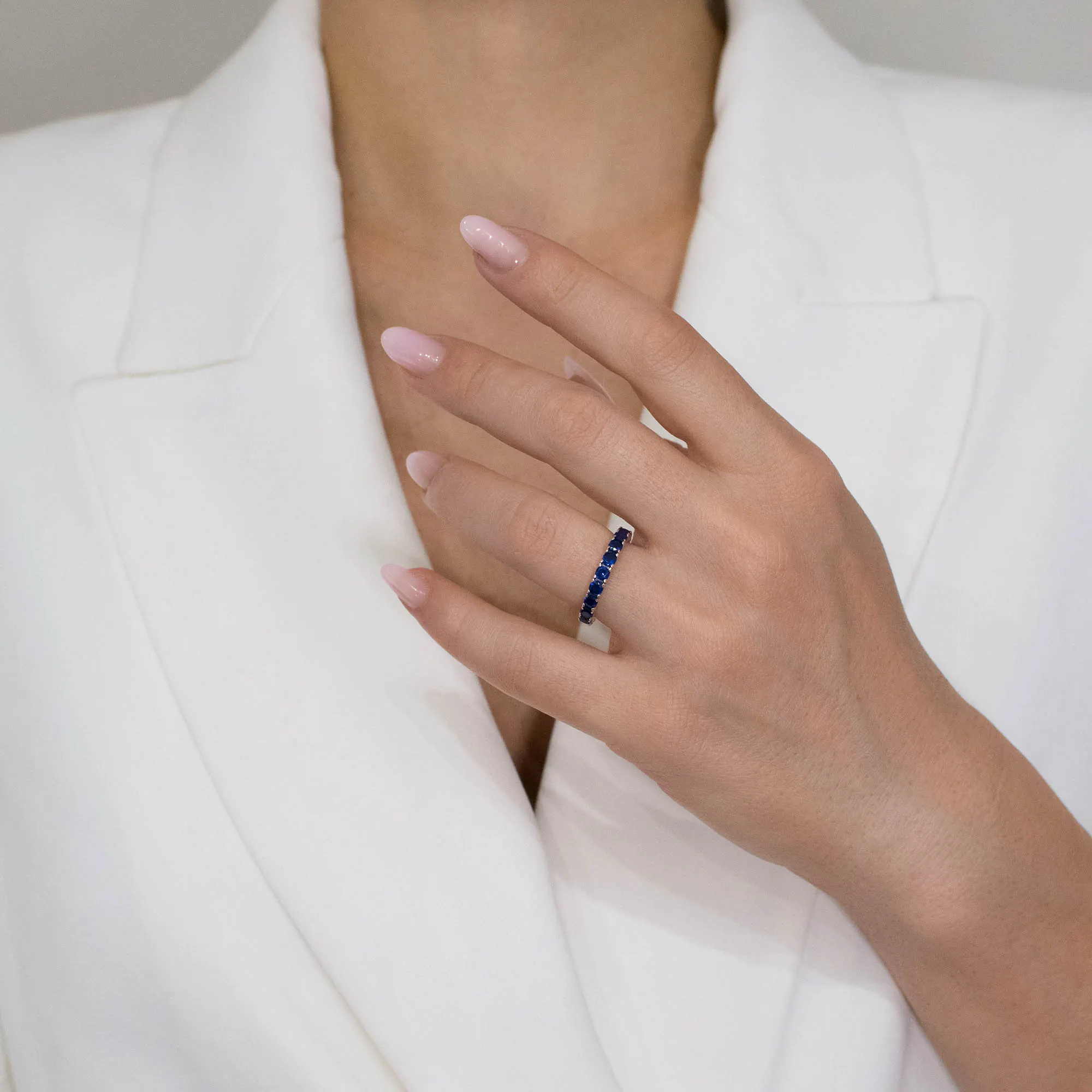 Inel-argint-eternity-pietre-albastre-Blue-Eternity-cadru-apropiat Inel tip eternity Blue Eternity din argint cu pietre cubic zirconia albastre, surprins în cadru apropiat