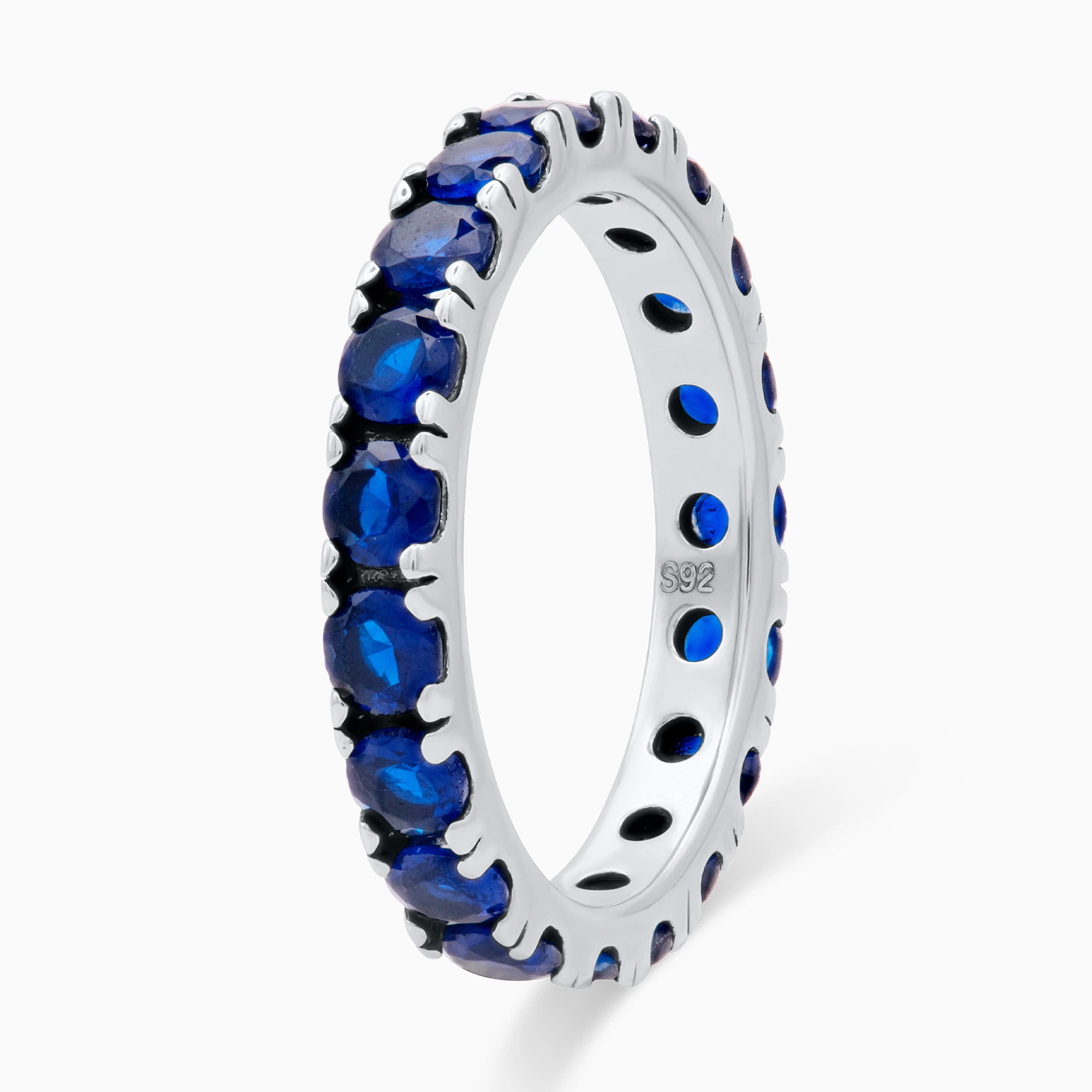Inel-argint-eternity-pietre-albastre-Blue-Eternity-vedere-unghi Inel tip eternity Blue Eternity din argint cu pietre cubic zirconia albastre, vedere unghi, design elegant