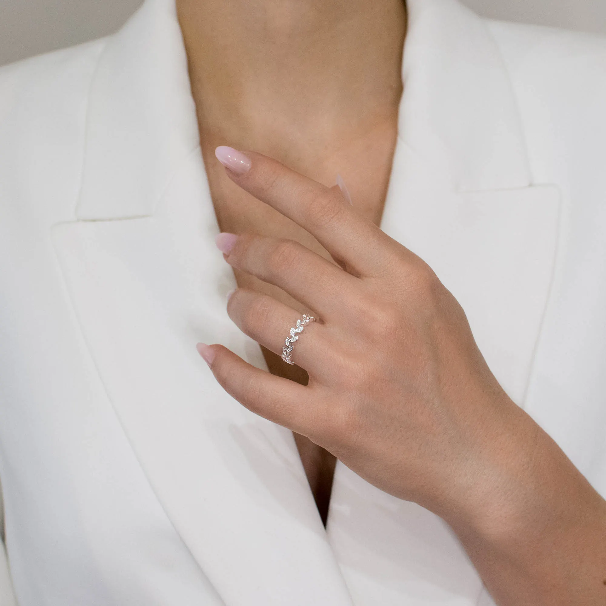 Inel-argint-frunze-pietre-cubic-zirconia-Leaf-Elegance-cadru-apropiat Inel din argint Leaf Elegance decorat cu frunze și pietre cubic zirconia, purtat pe deget