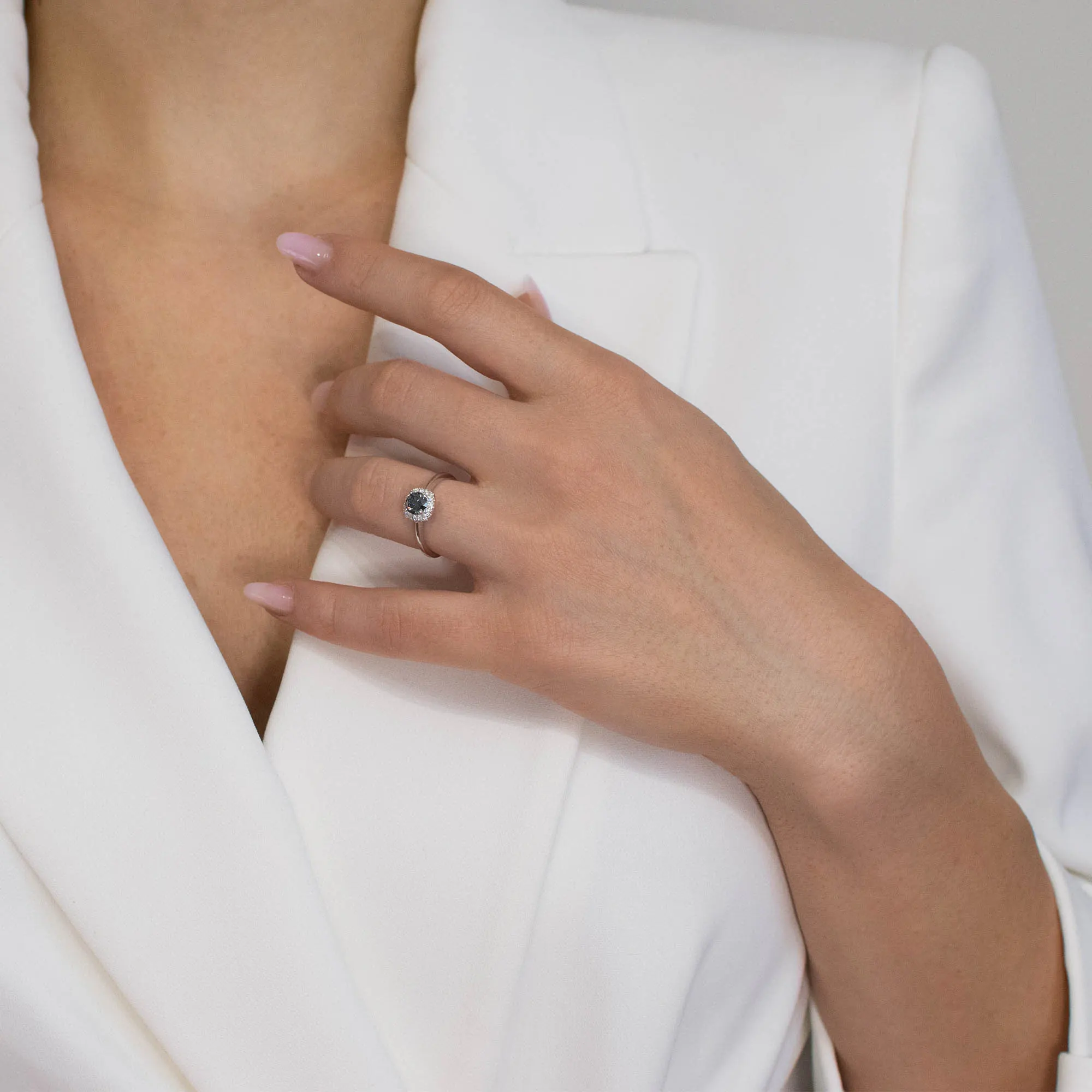 Inel argint moissanite gri Elegant Grey Halo cadru apropiat Inel argint moissanite gri Elegant Grey Halo cadru apropiat