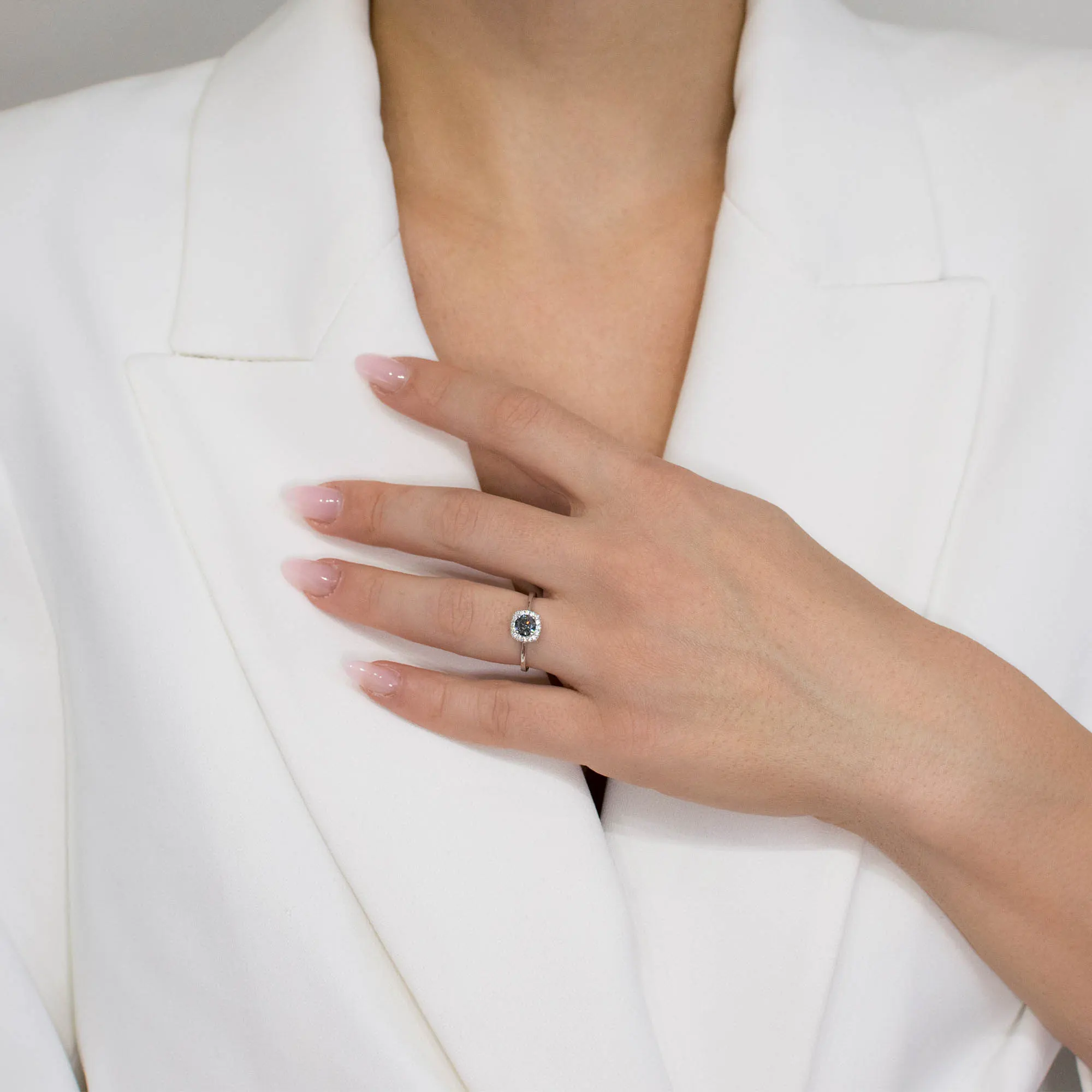 Inel argint moissanite gri Elegant Grey Halo detaliu purtare Inel argint moissanite gri Elegant Grey Halo detaliu purtare
