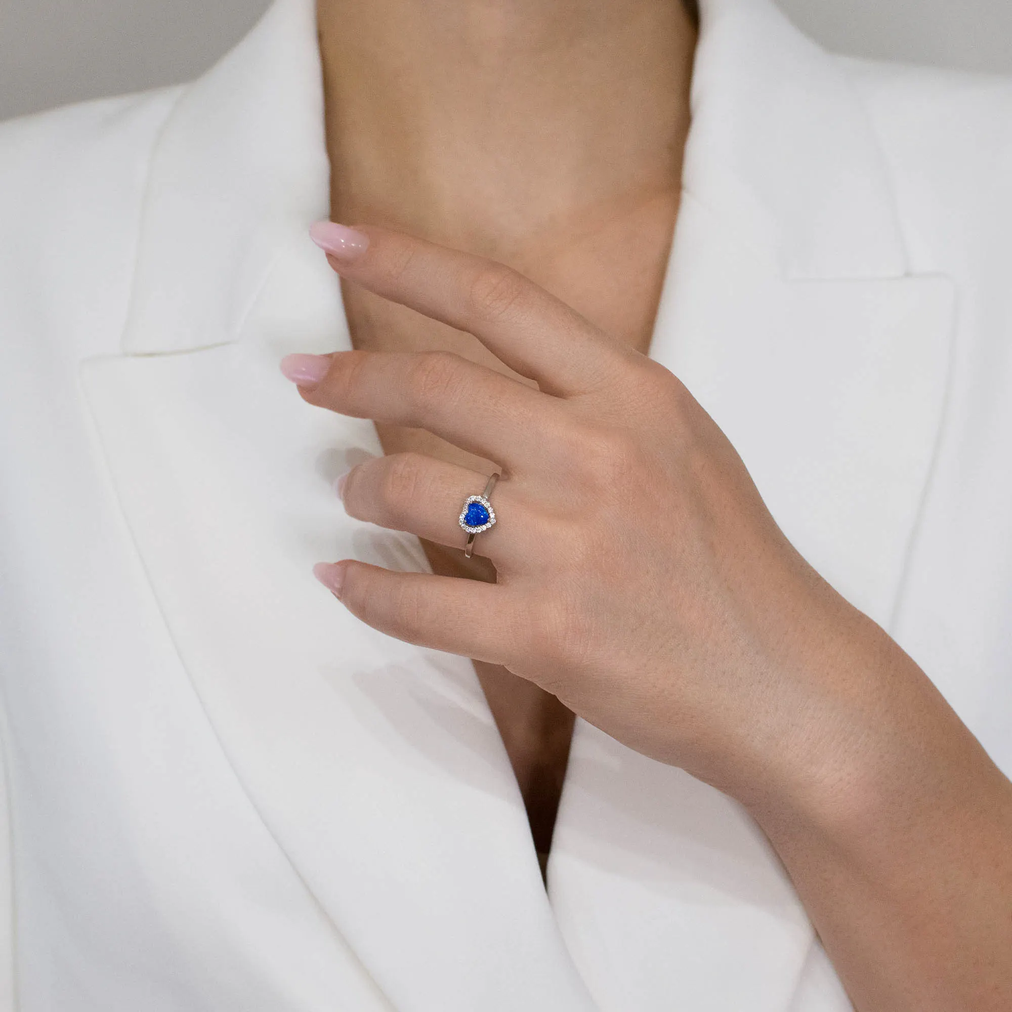 Inel-argint-opal-albastru-Blue-Opal-Heart-cadru-apropiat Inel din argint Blue Opal Heart decorat cu opal albastru și cubic zirconia, cadru apropiat