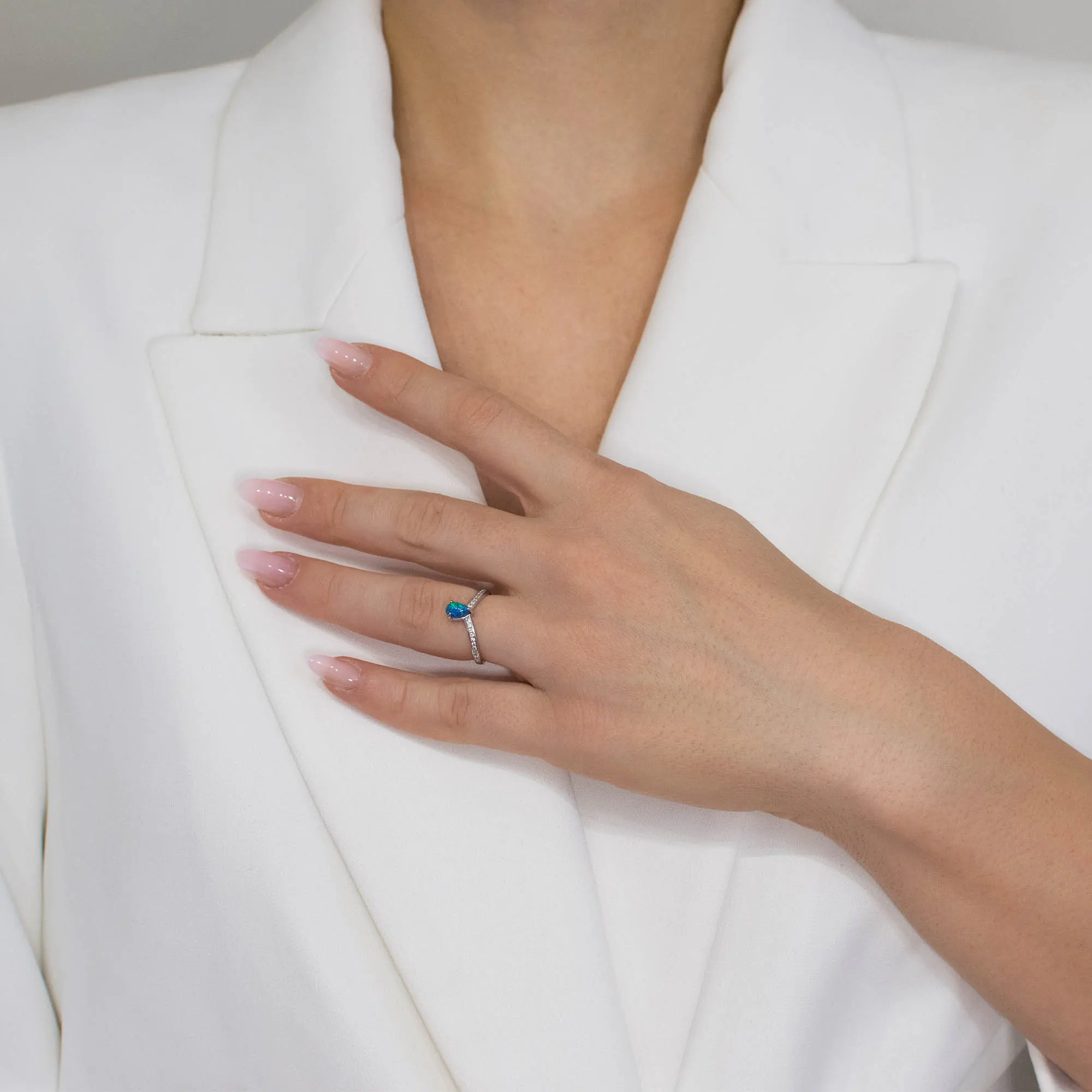 Inel-argint-opal-albastrul-cerului-detaliu-purtare Inel din argint Albastrul cerului decorat cu opal și pietre cubic zirconia, detaliu purtare