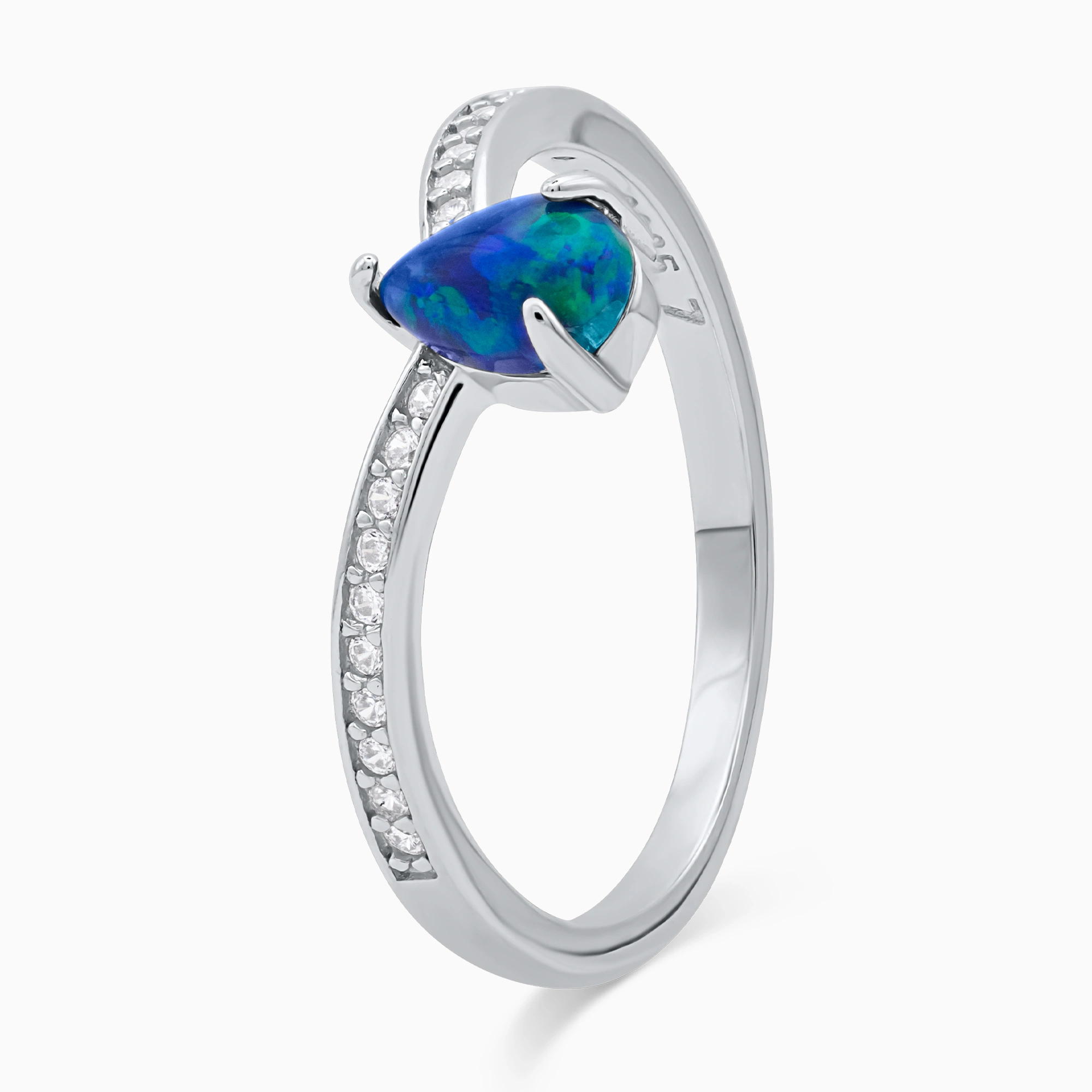 Inel-argint-opal-albastrul-cerului-vedere-unghi Inel din argint Albastrul cerului decorat cu opal și pietre cubic zirconia, vedere unghi