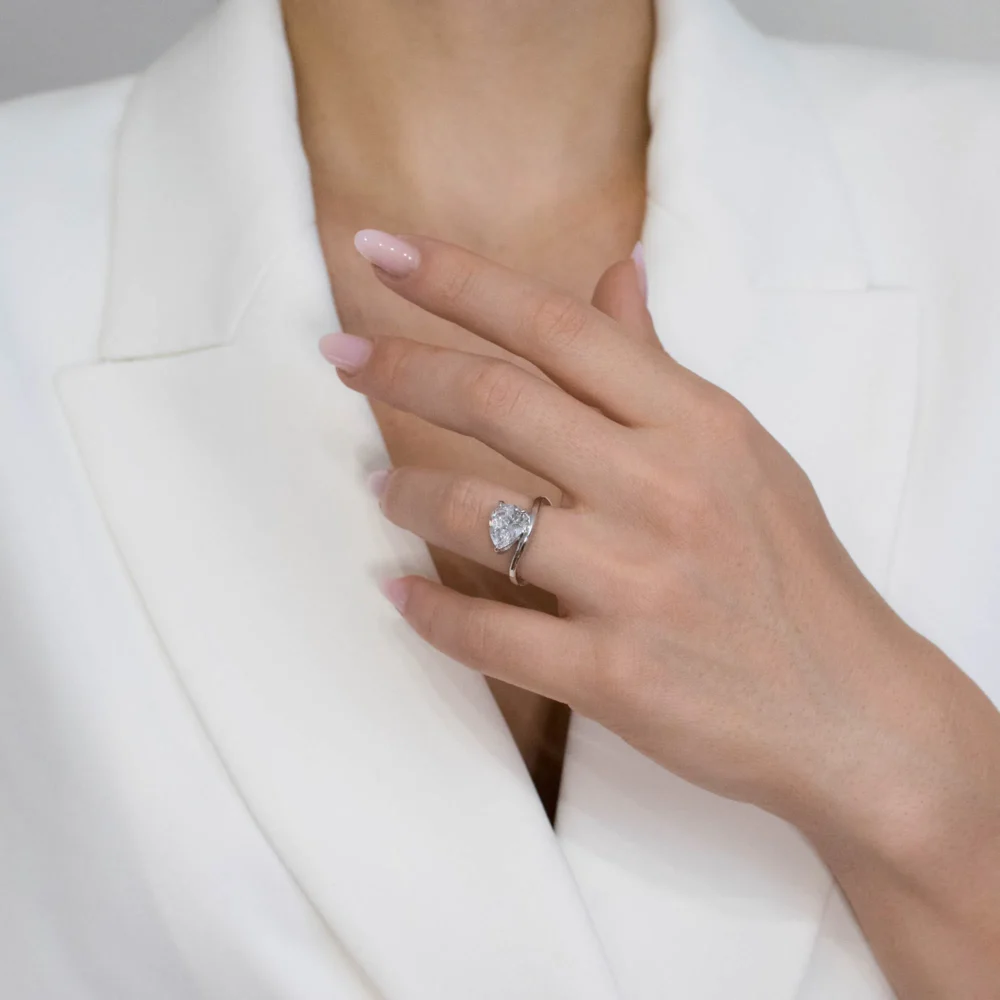 Inel din argint Éclat cu piatră cubic zirconia surprins în cadru apropiat