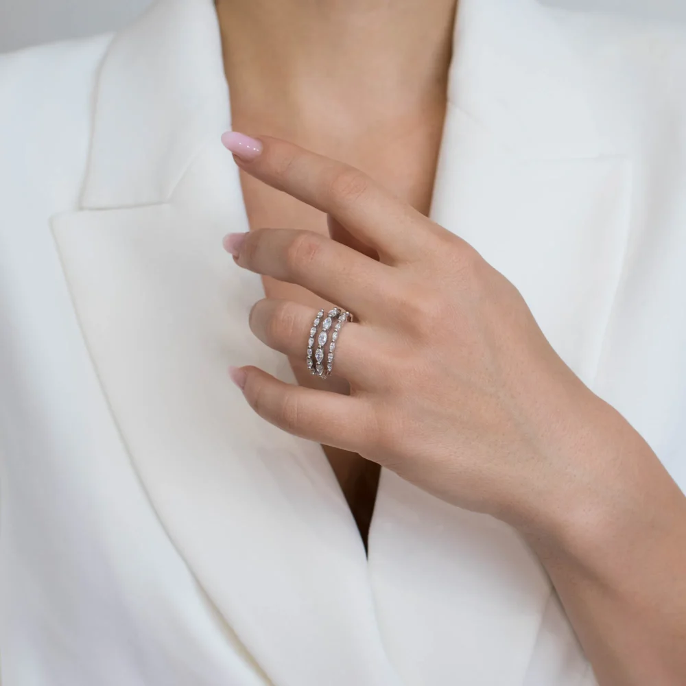 Inel din argint Delicate Layers decorat cu pietre cubic zirconia, surprins în cadru apropiat