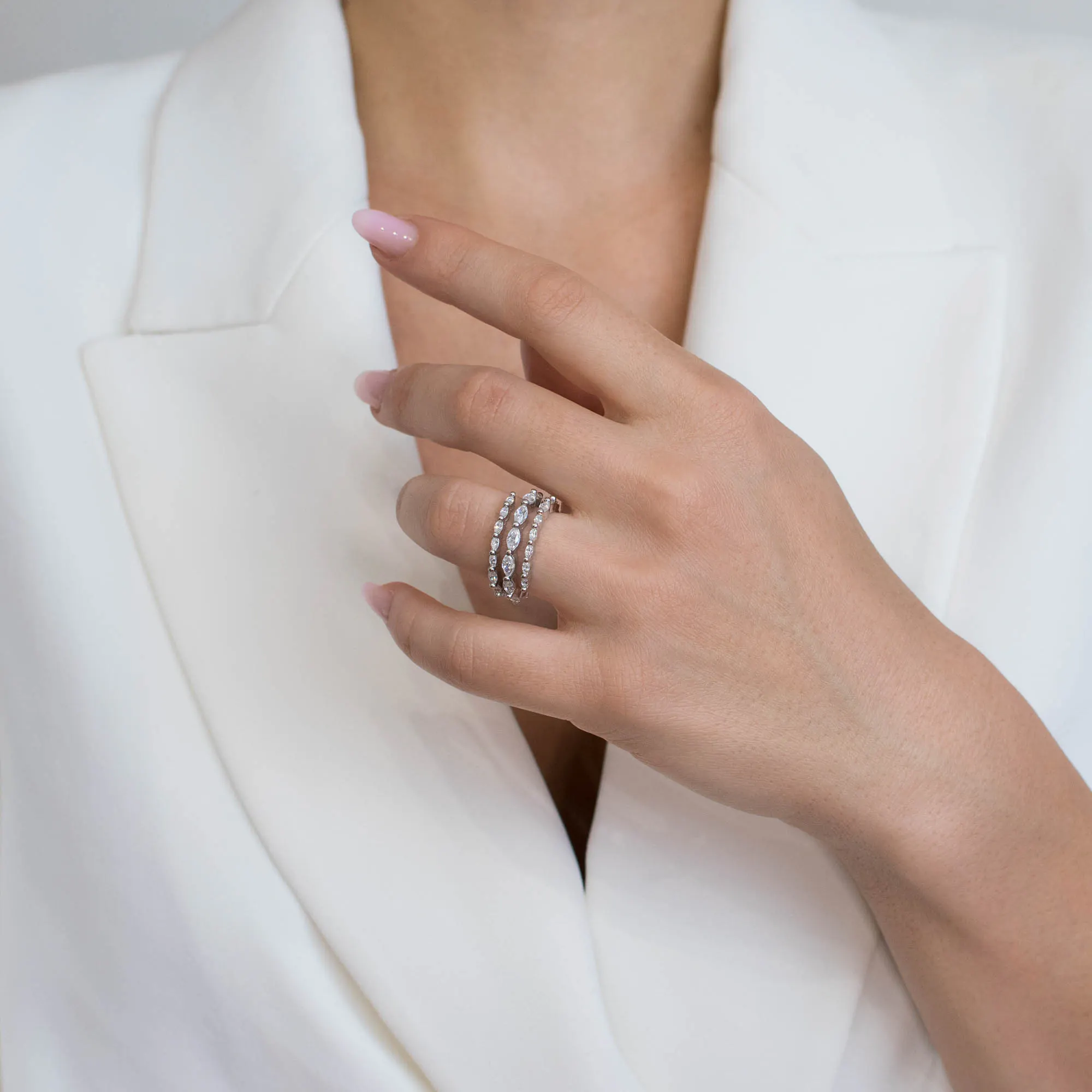 Inel-argint-pietre-cubic-zirconia-Delicate-Layers-cadru-apropiat Inel din argint Delicate Layers decorat cu pietre cubic zirconia, surprins în cadru apropiat