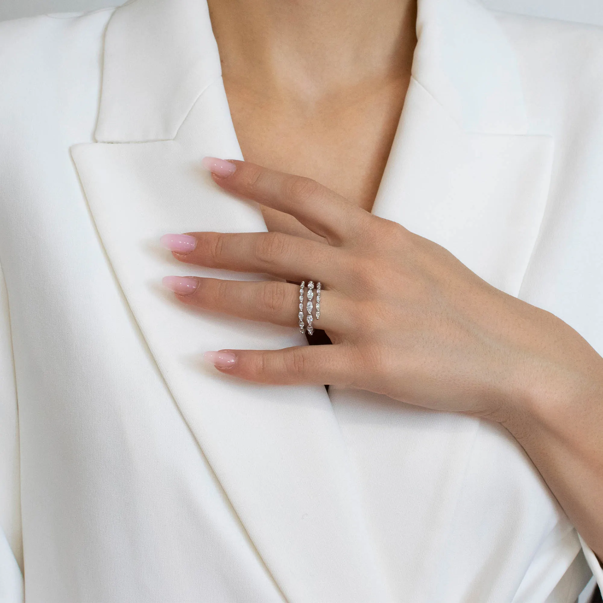 Inel-argint-pietre-cubic-zirconia-Delicate-Layers-detaliu-purtare Inel din argint Delicate Layers decorat cu pietre cubic zirconia detaliu purtare