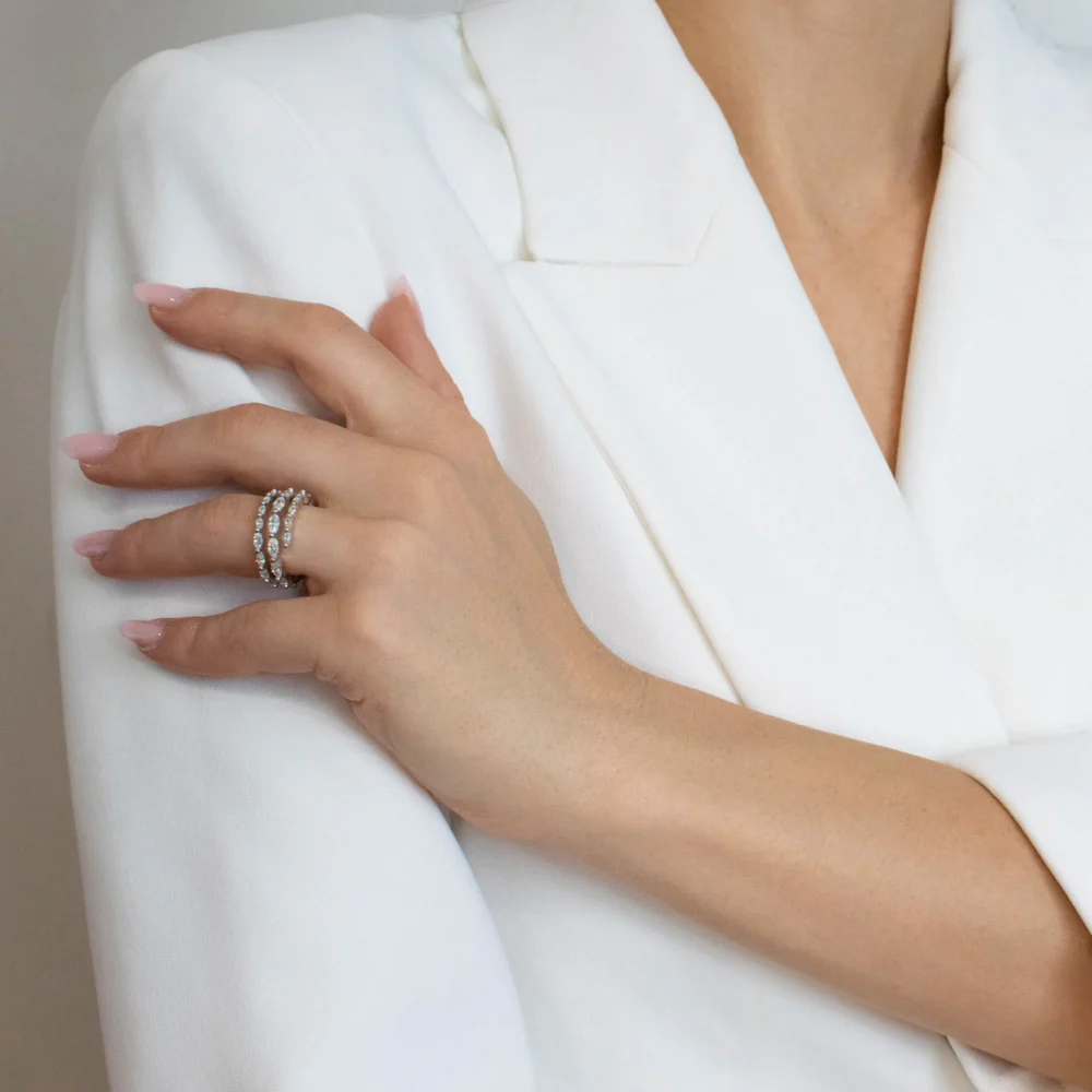 Inel din argint Delicate Layers decorat cu pietre cubic zirconia, purtat pe deget, design elegant