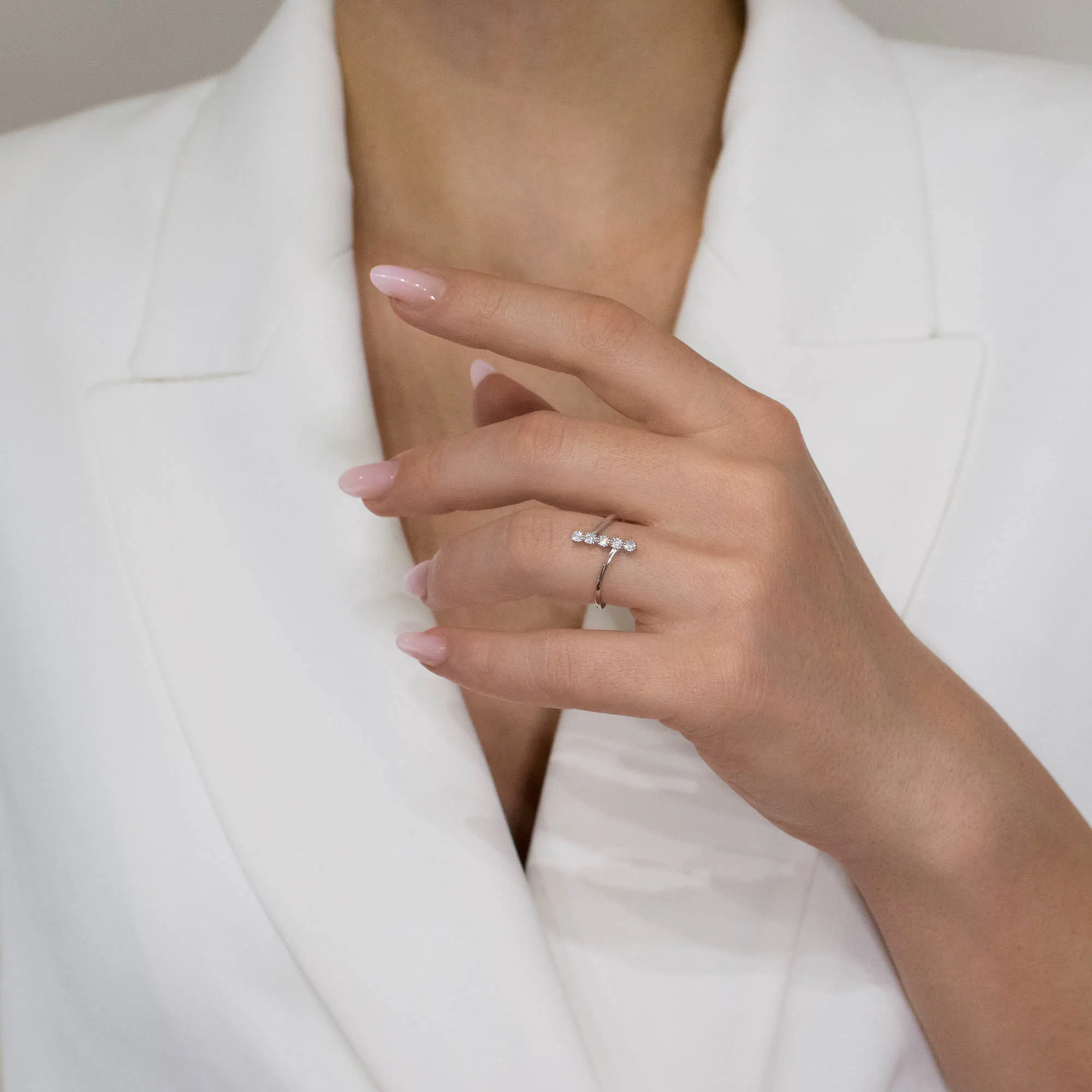 Inel-argint-pietre-cubic-zirconia-Line-of-Light-cadru-apropiat Inel din argint Line of Light decorat cu pietre cubic zirconia, surprins în cadru apropiat