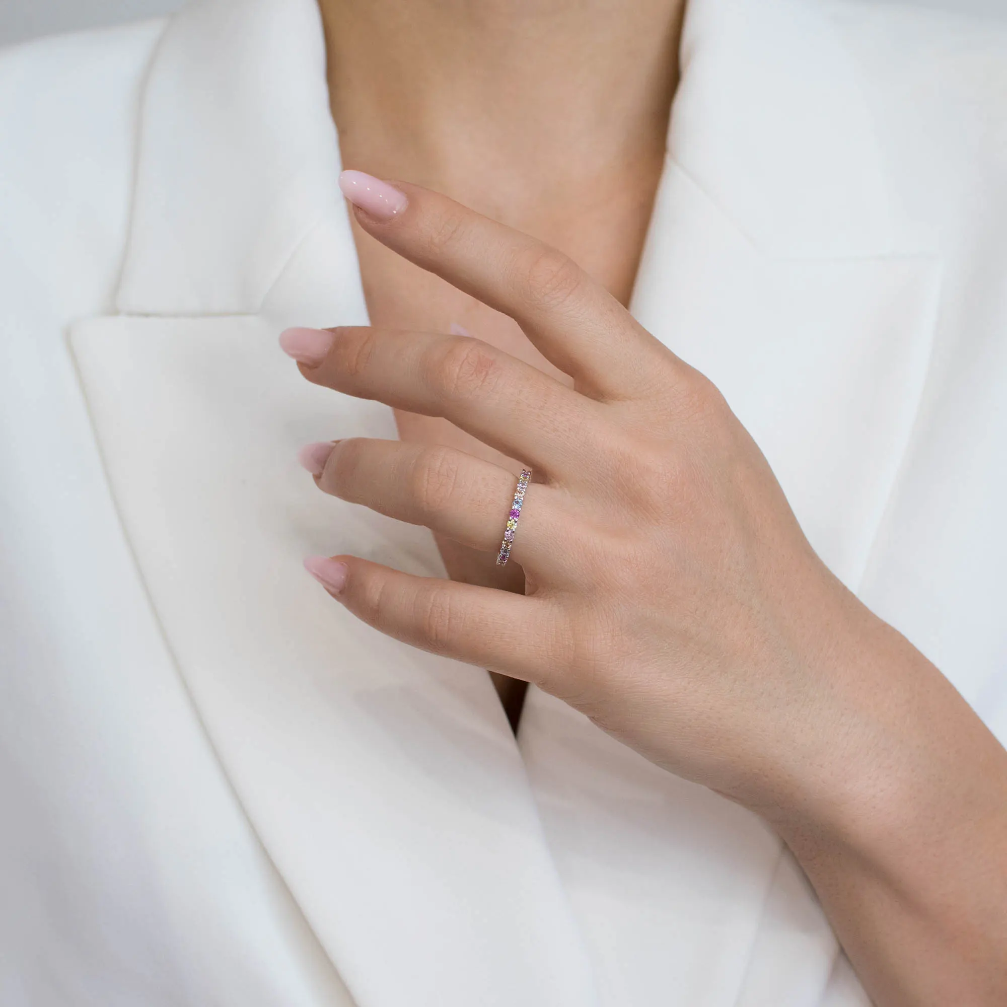 Inel-argint-pietre-cubic-zirconia-colorate-Rainbow-Glow-cadru-apropiat Inel din argint Rainbow Glow cu pietre cubic zirconia colorate surprins în cadru apropiat