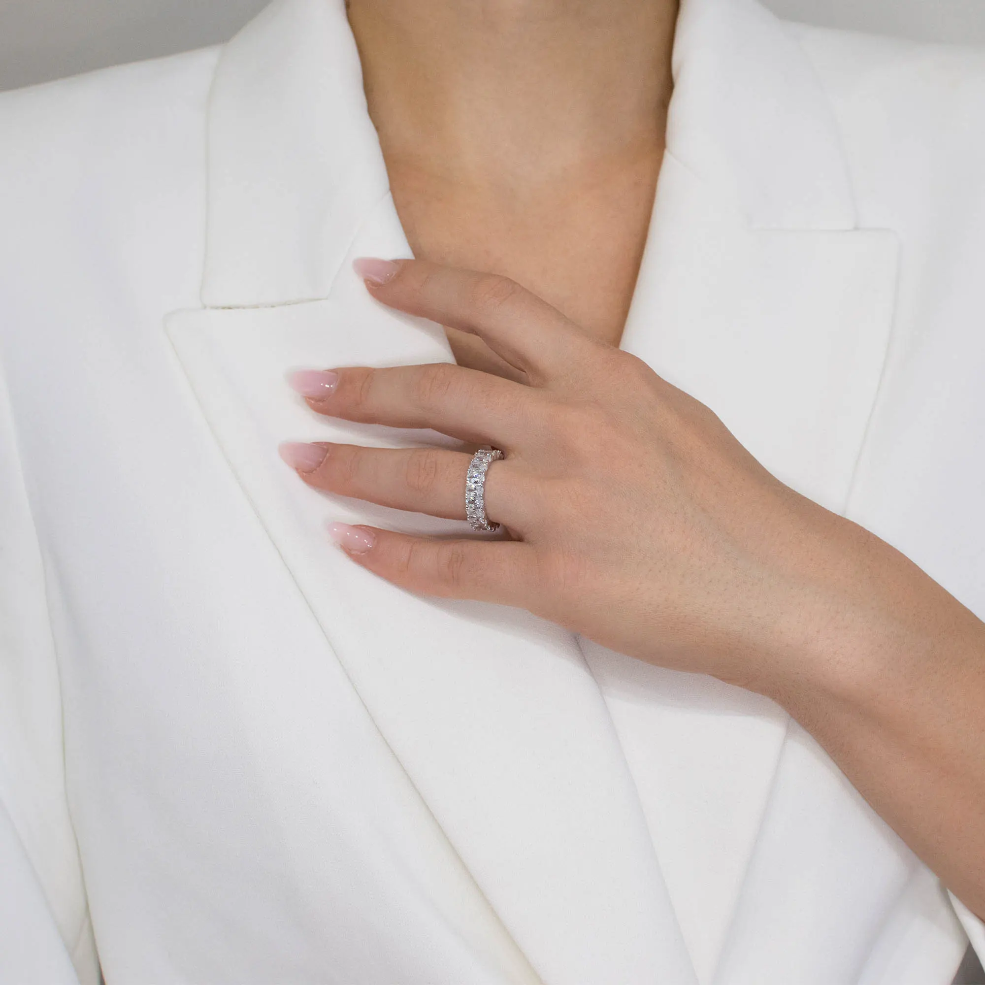 Inel-argint-pietre-cubic-zirconia-fatetate-Endless-Sparkle-detaliu-purtare Inel din argint Endless Sparkle decorat cu pietre cubic zirconia fațetate, detaliu purtare