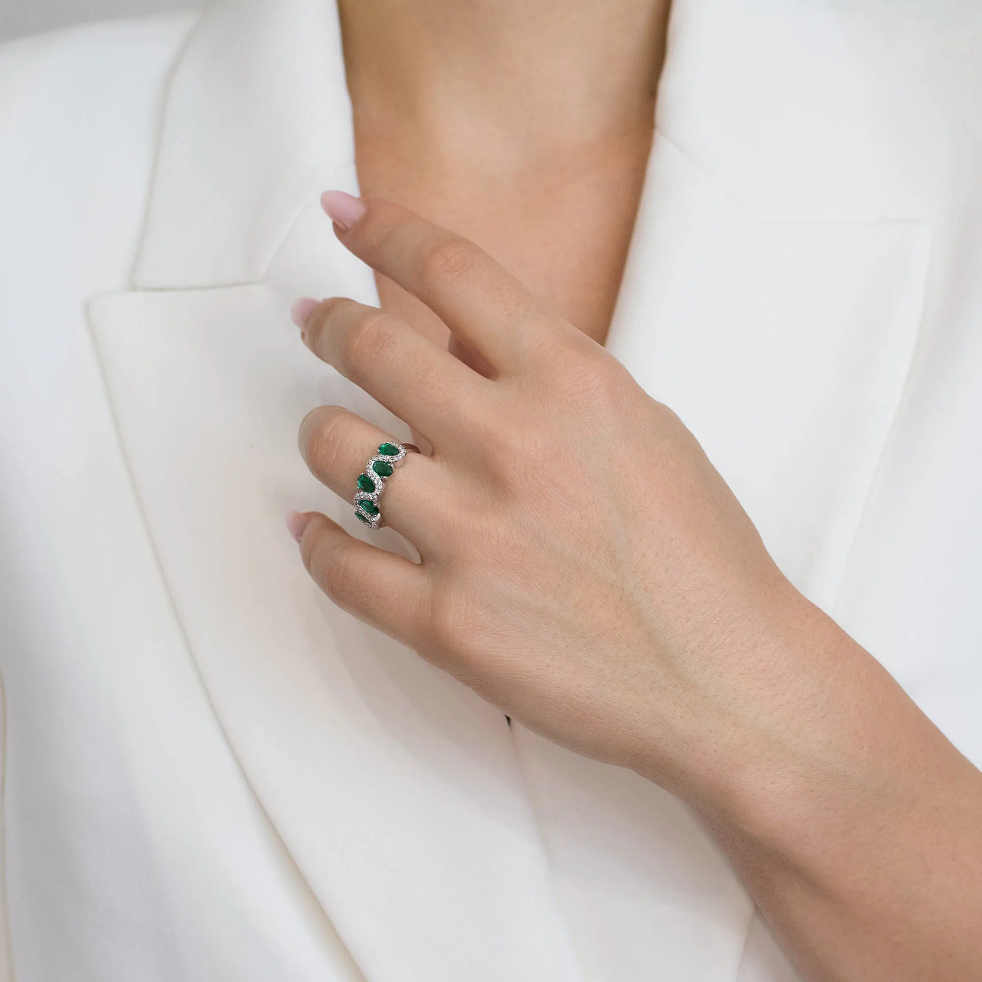 Inel-argint-pietre-verzi-Green-Harmony-cadru-apropiat Inel din argint Green Harmony decorat cu pietre cubic zirconia verzi surprins în cadru apropiat