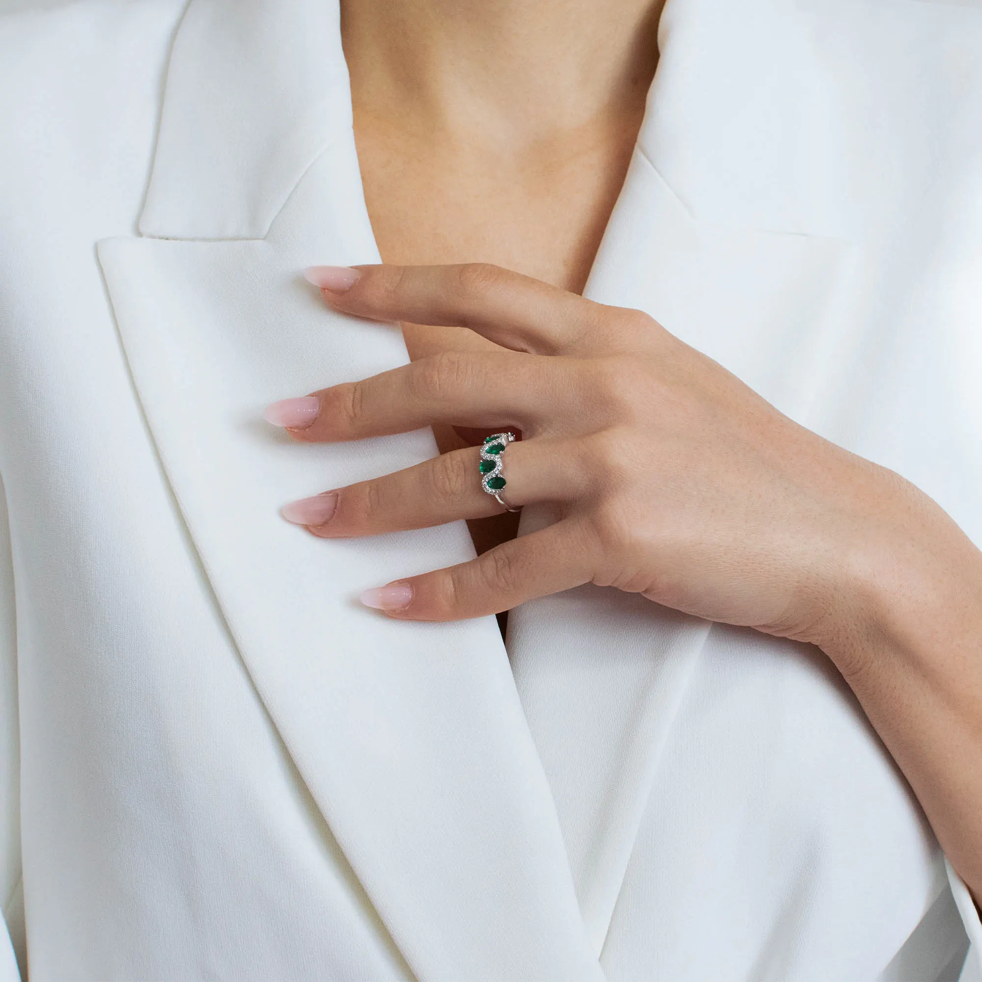 Inel-argint-pietre-verzi-Green-Harmony-detaliu-purtare Inel din argint Green Harmony decorat cu pietre cubic zirconia verzi, detaliu purtare